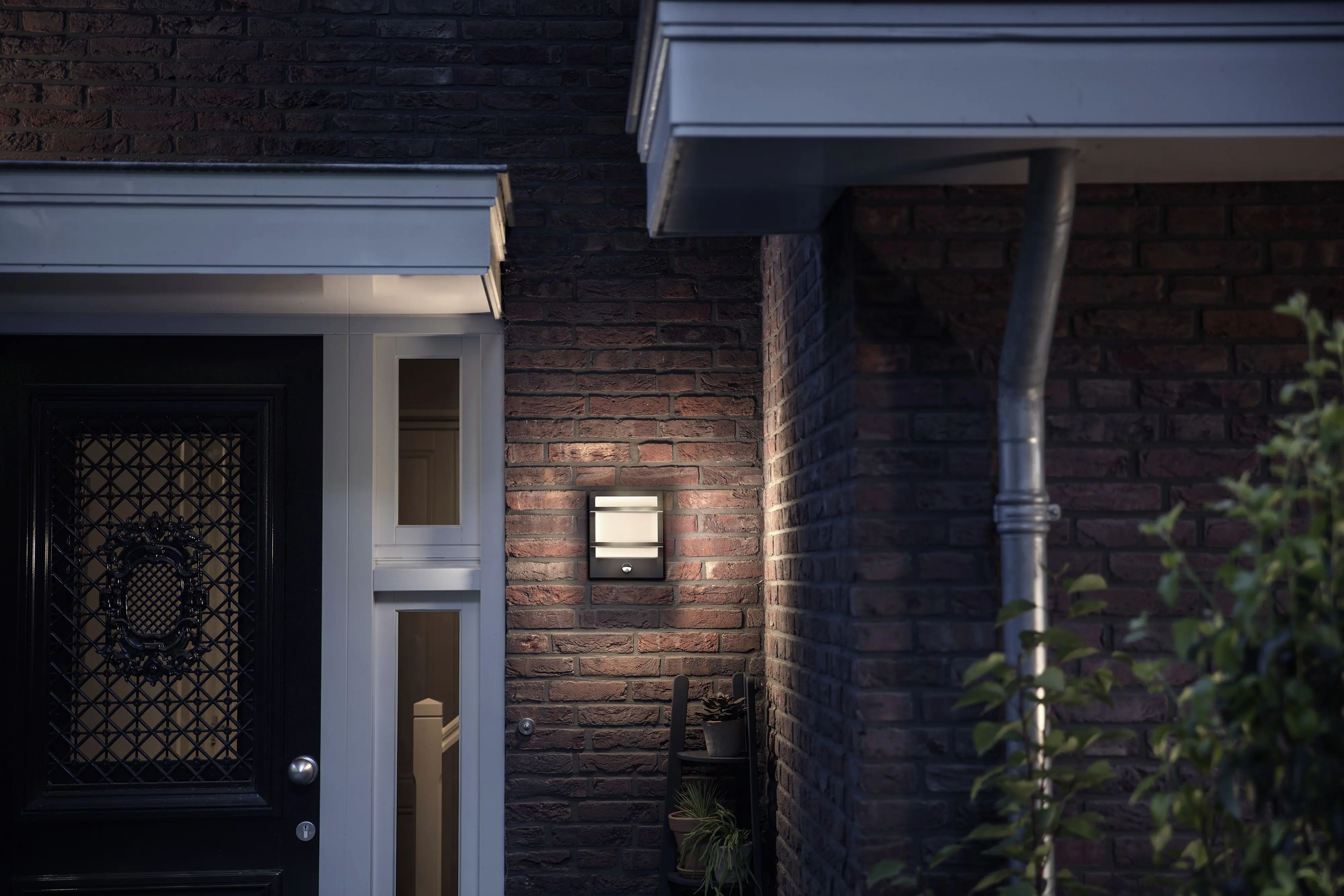 Philips LED Außenwandleuchte Petronia anthrazit mit Bewegungssensor warmweiß