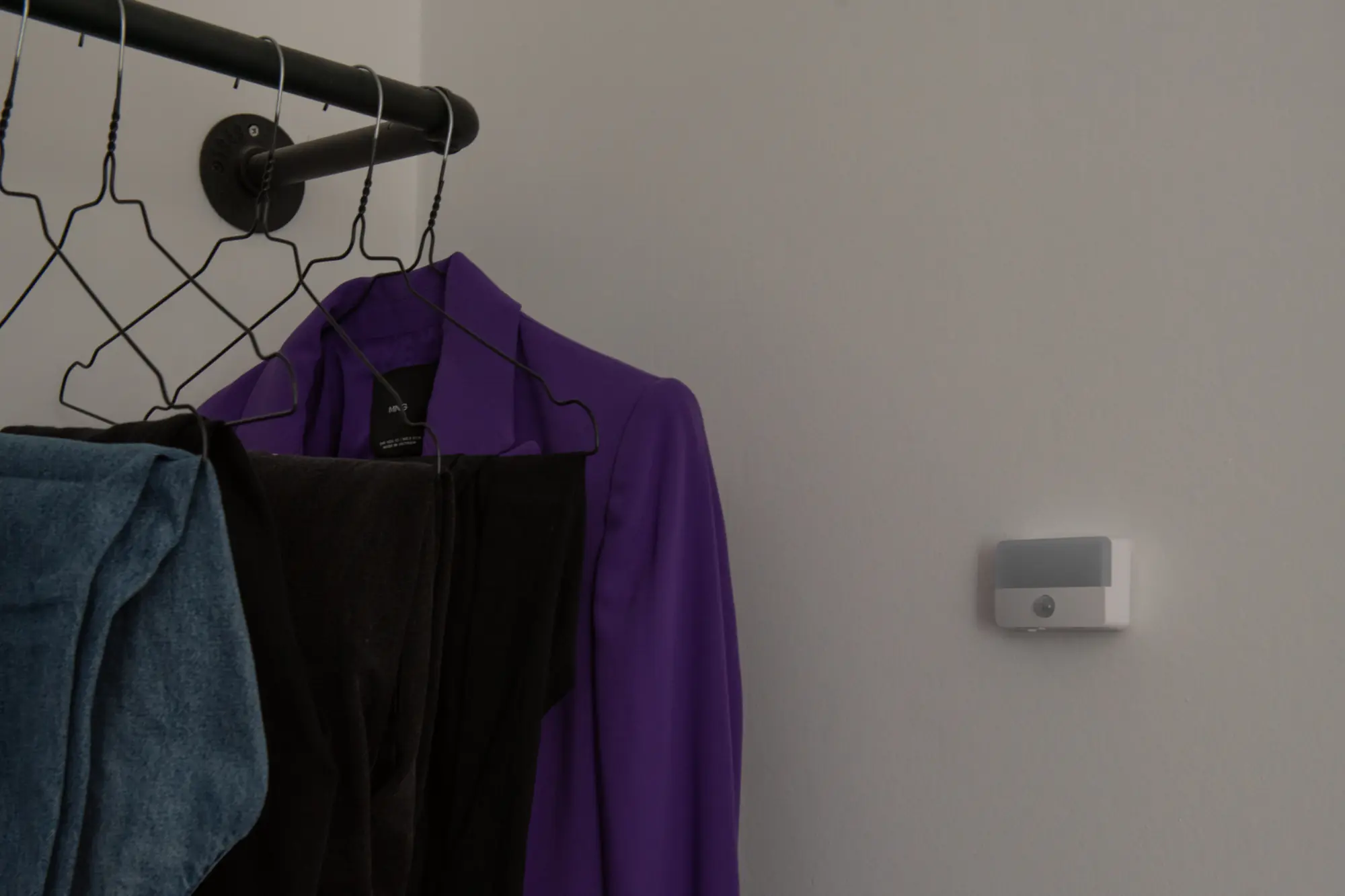 Unitec LED-Nachtlicht mit Bewegungsmelder + Dämmerungssschalter USB wiederaufladbar weiß Unitec LED-Nachtlicht mit Bewegungsmelder + Dämmerungssschalter USB wiederaufladbar weiß