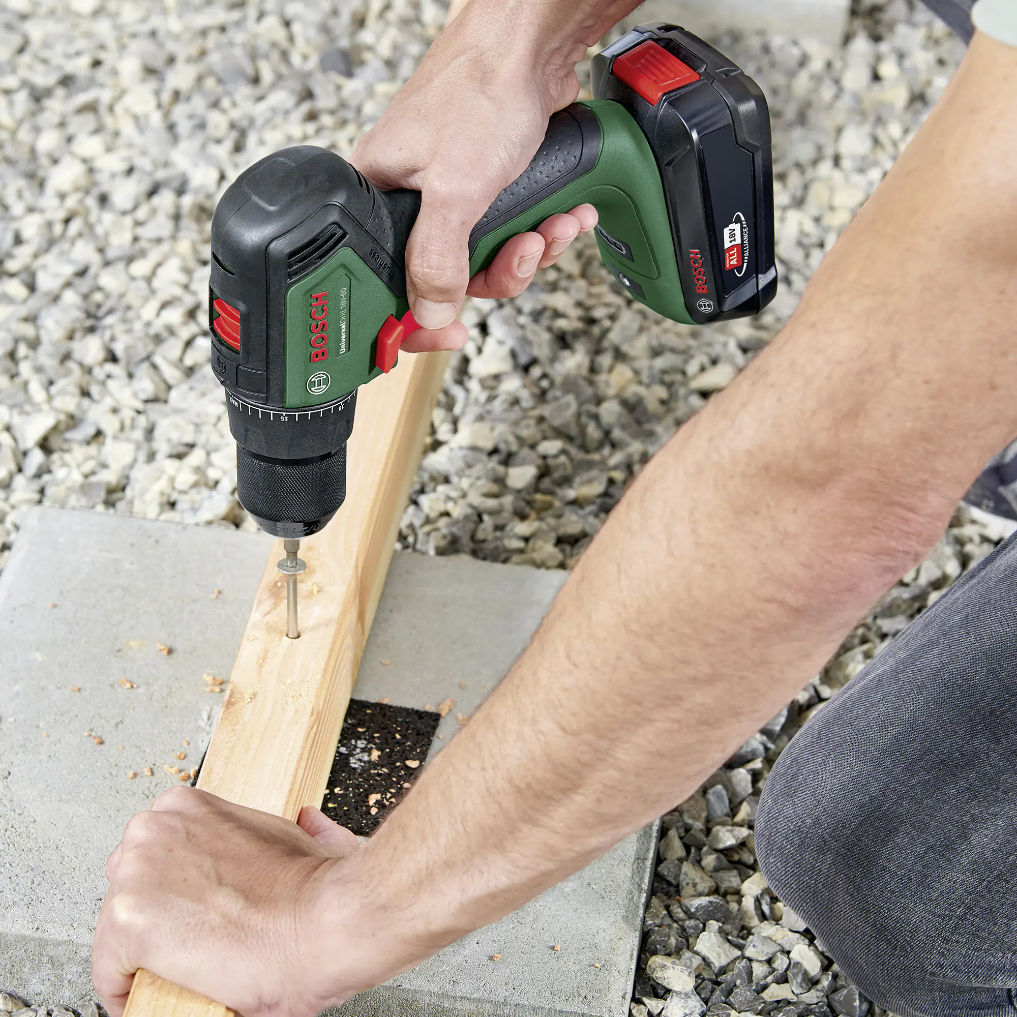 Bosch Akku-Bohrschrauber UniversalDrill 18 V mit 2 Akkus & Ladegerät Bosch Akku-Bohrschrauber UniversalDrill 18 V mit 2 Akkus & Ladegerät