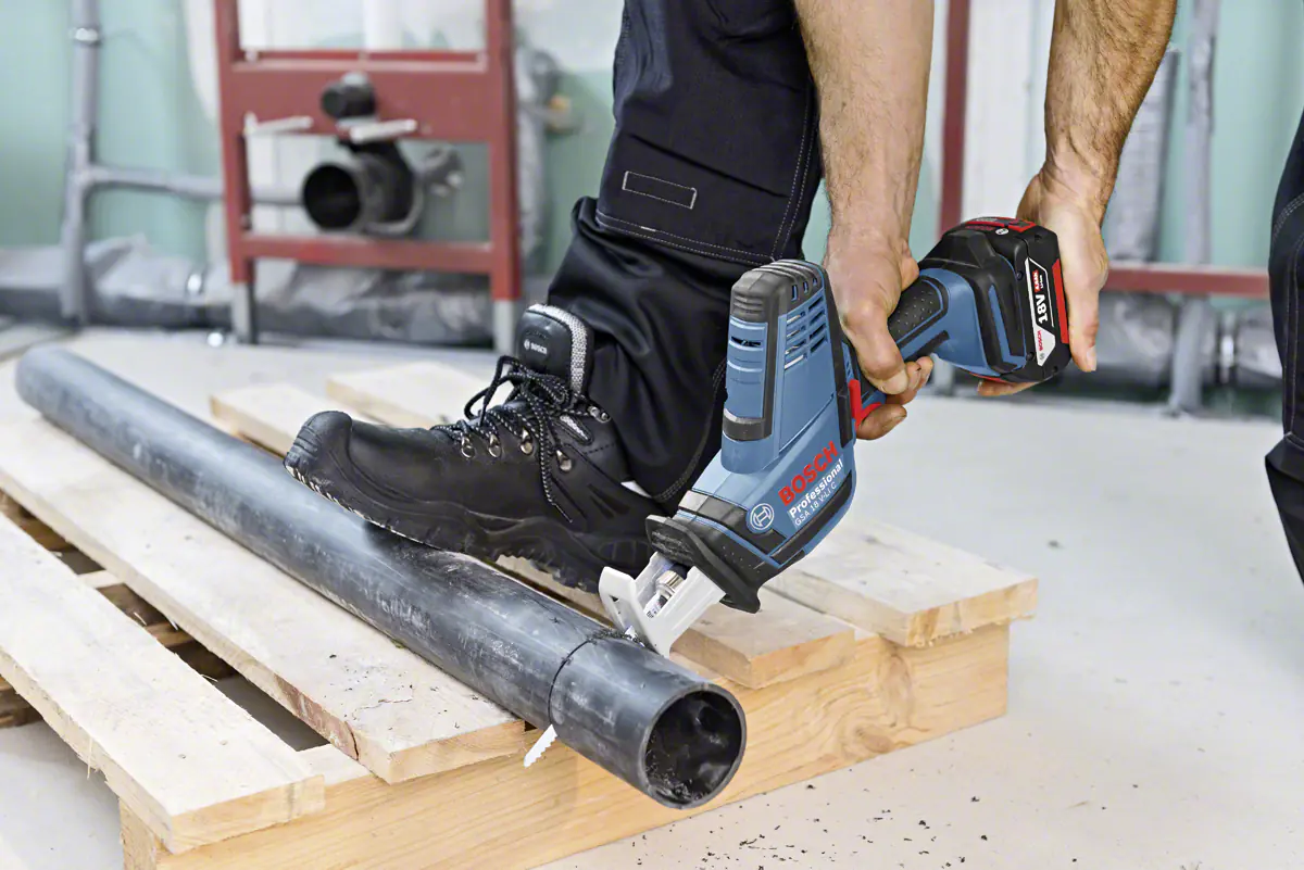 Bosch Professional Akku-Säbelsäge GSA 18 V-LI C Solo in L-Boxx