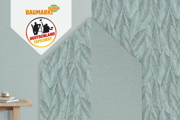 Nahaufnahme einer hellblauen Tapete mit einem stilisierten Blattmuster, ein Teil der Tapete ist in Form eines Hauses ausgeschnitten. Oben links ist das Logo von Globus Baumarkt mit dem Schriftzug ‚Deutschland tapeziert‘ zu sehen.