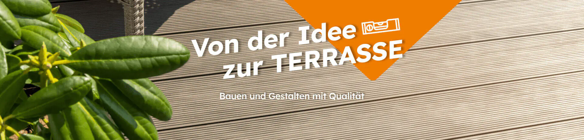 Von der Idee zur Terrasse mit dem Text Bauen und Gestalten mit Qualität Blick auf eine neu verlegte Holzterrasse mit Pflanzen im Vordergrund