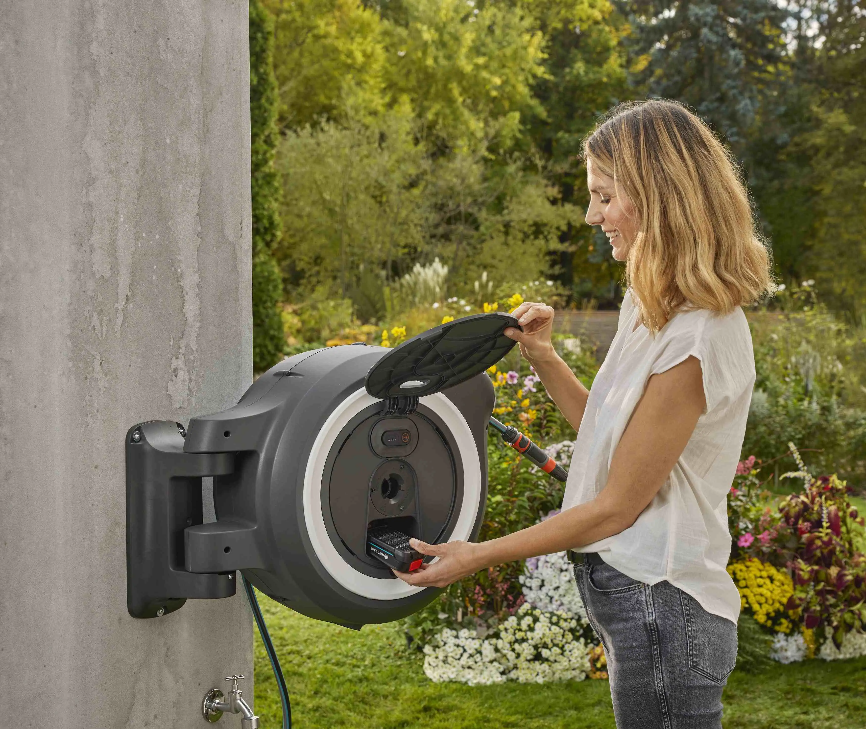 Gardena Akku-Wand-Schlauchbox PowerRoll XL solo mit 35 m Schlauch