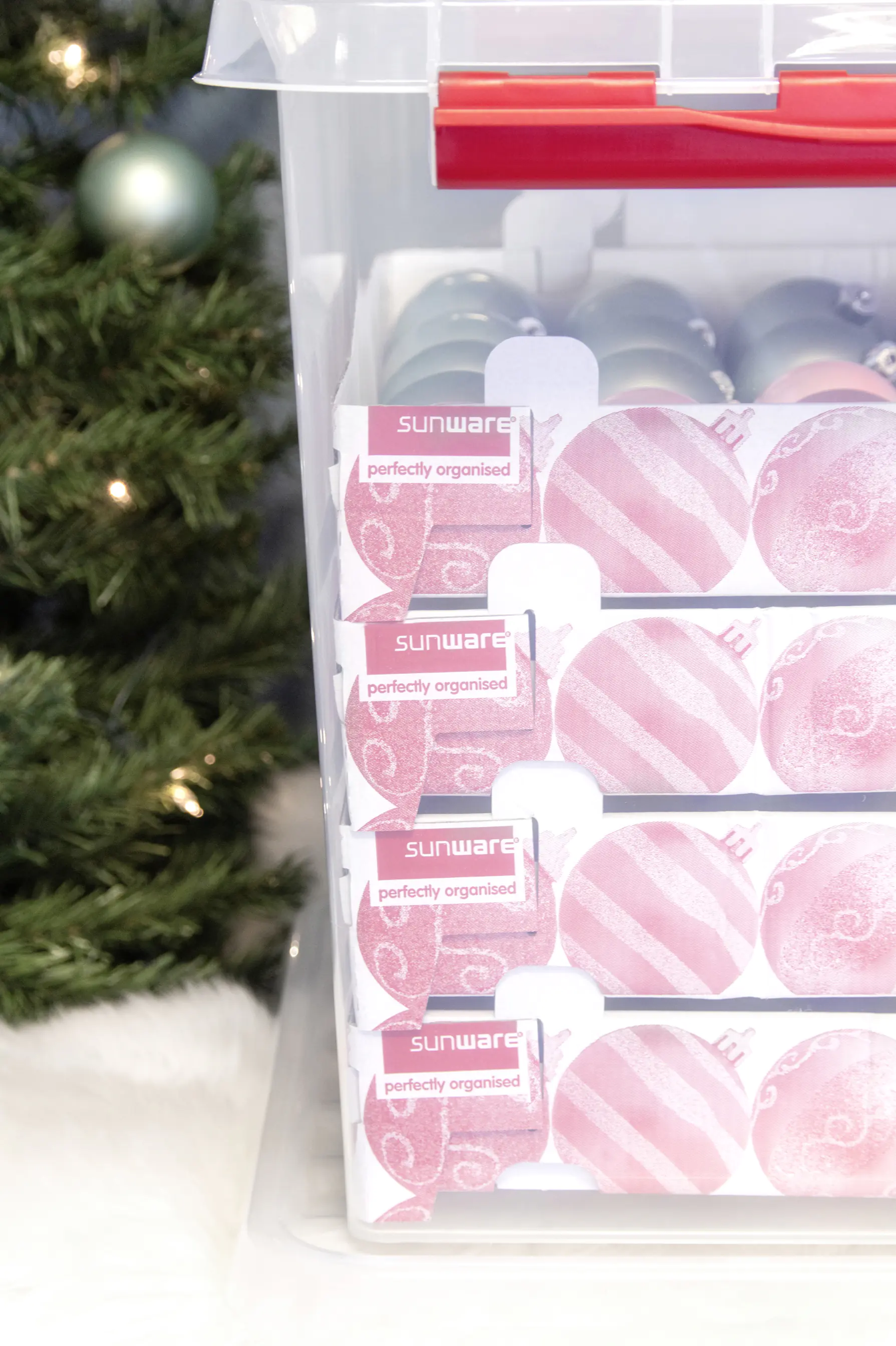 Q-line Weihnachtsbox 38L mit Einsatz für 125 Kugeln transparent rot Q-line Weihnachtsbox 38L mit Einsatz für 125 Kugeln transparent rot