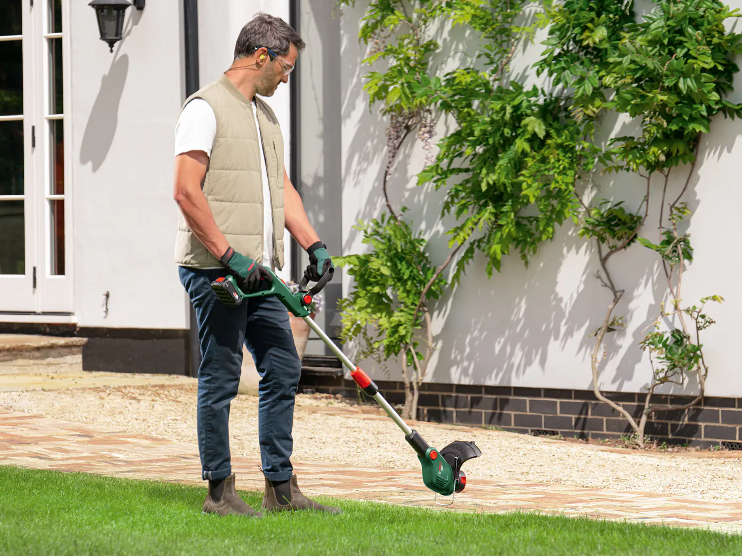Bosch Akku Rasentrimmer UniversalGrassCut 18V-26 inkl. Akku & Ladegerät 26 cm Schnittkreis 