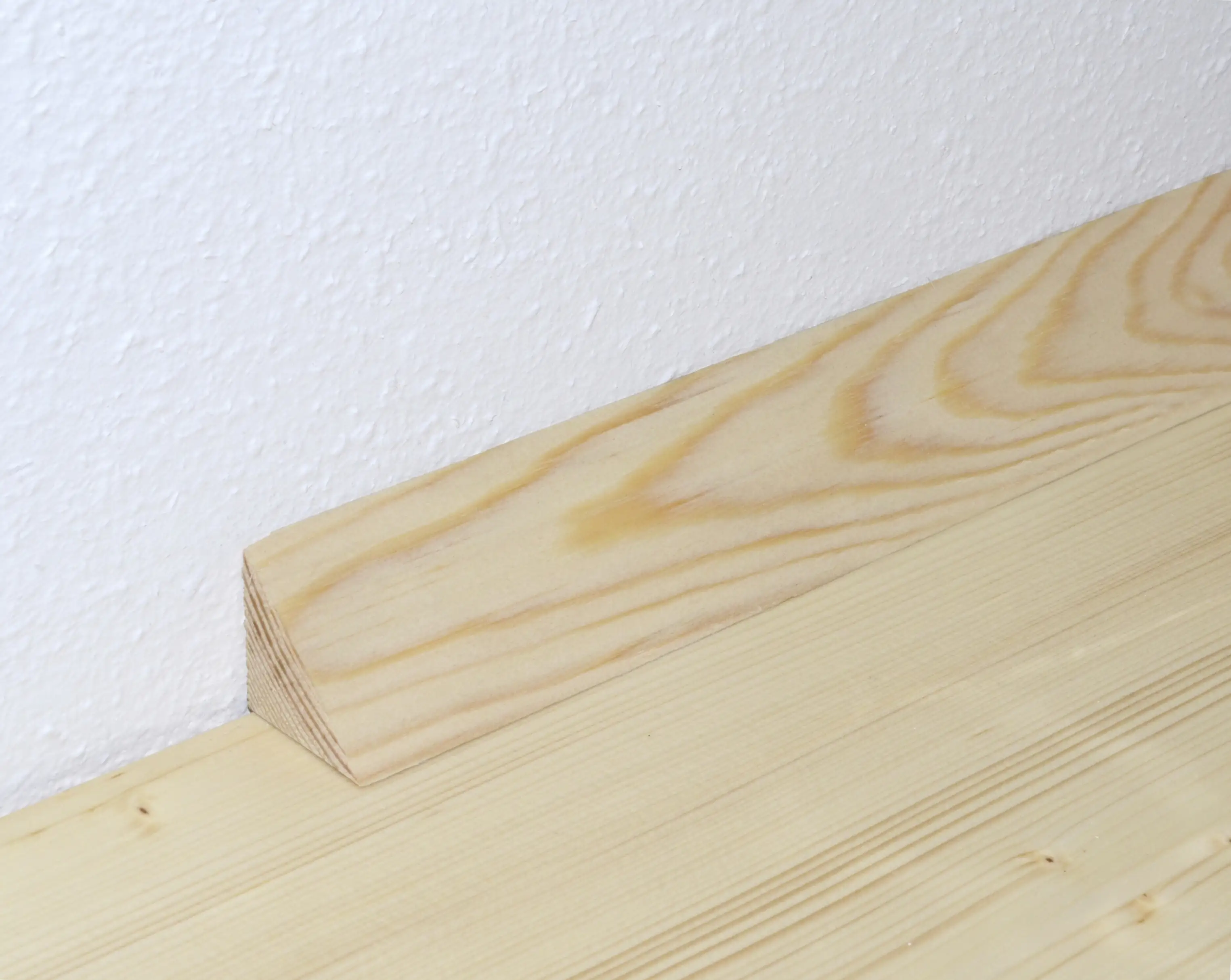 FN Neuhofer Dreikantleiste volle Form 240 cm 30 x 30 mm Fichte oder Kiefer