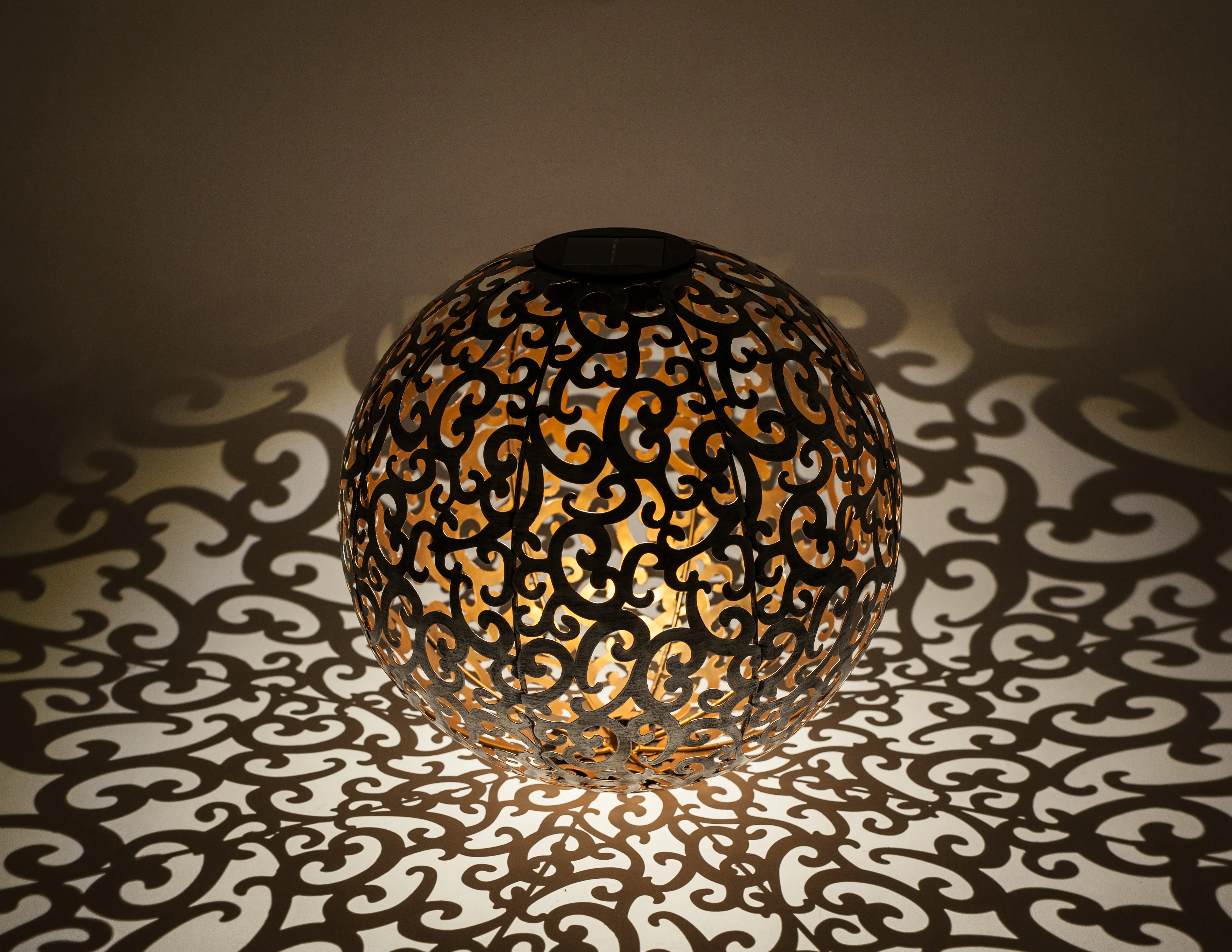 TrendLine LED Solarleuchte Kugel mit Erdspieß Standplatte