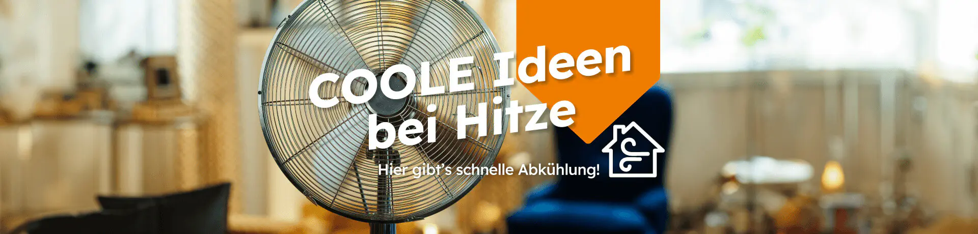 COOLE Ideen bei Hitze – Hier gibt’s schnelle Abkühlung!“, großer Ventilator in Wohnraum als Symbol für angenehme Kühlung im Sommer.