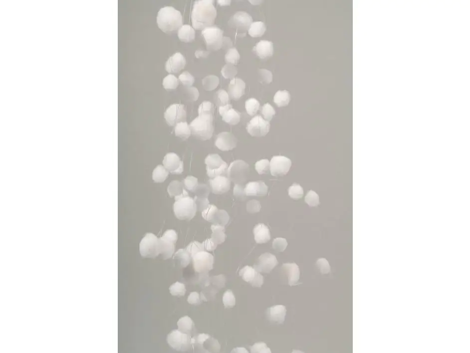 8717427470423 Kaemingk Schneeballgirlande 135 cm