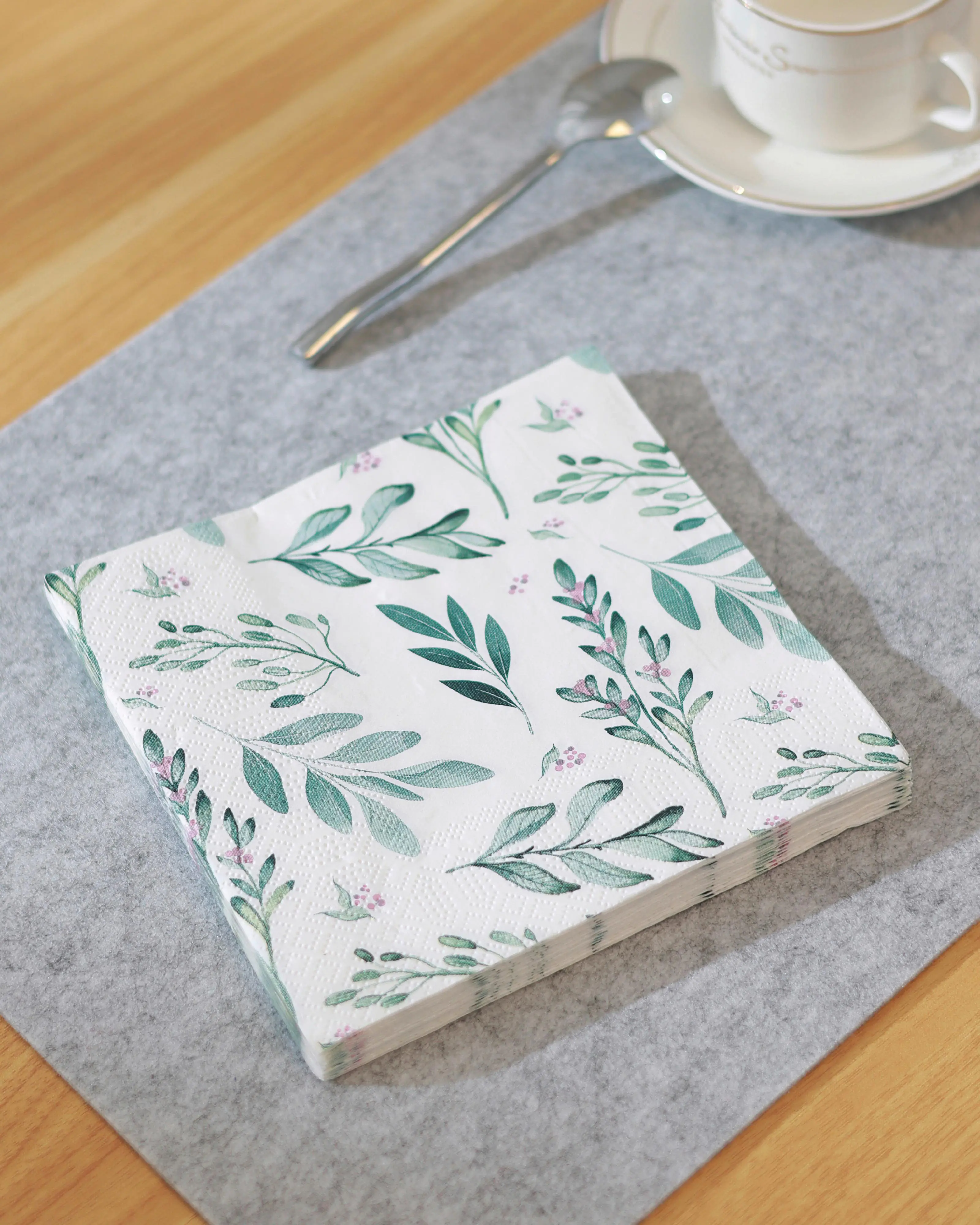 Eglo Servietten Motiv Blätter Mahuli blau weiß 17 x 17 cm - 20er Pack