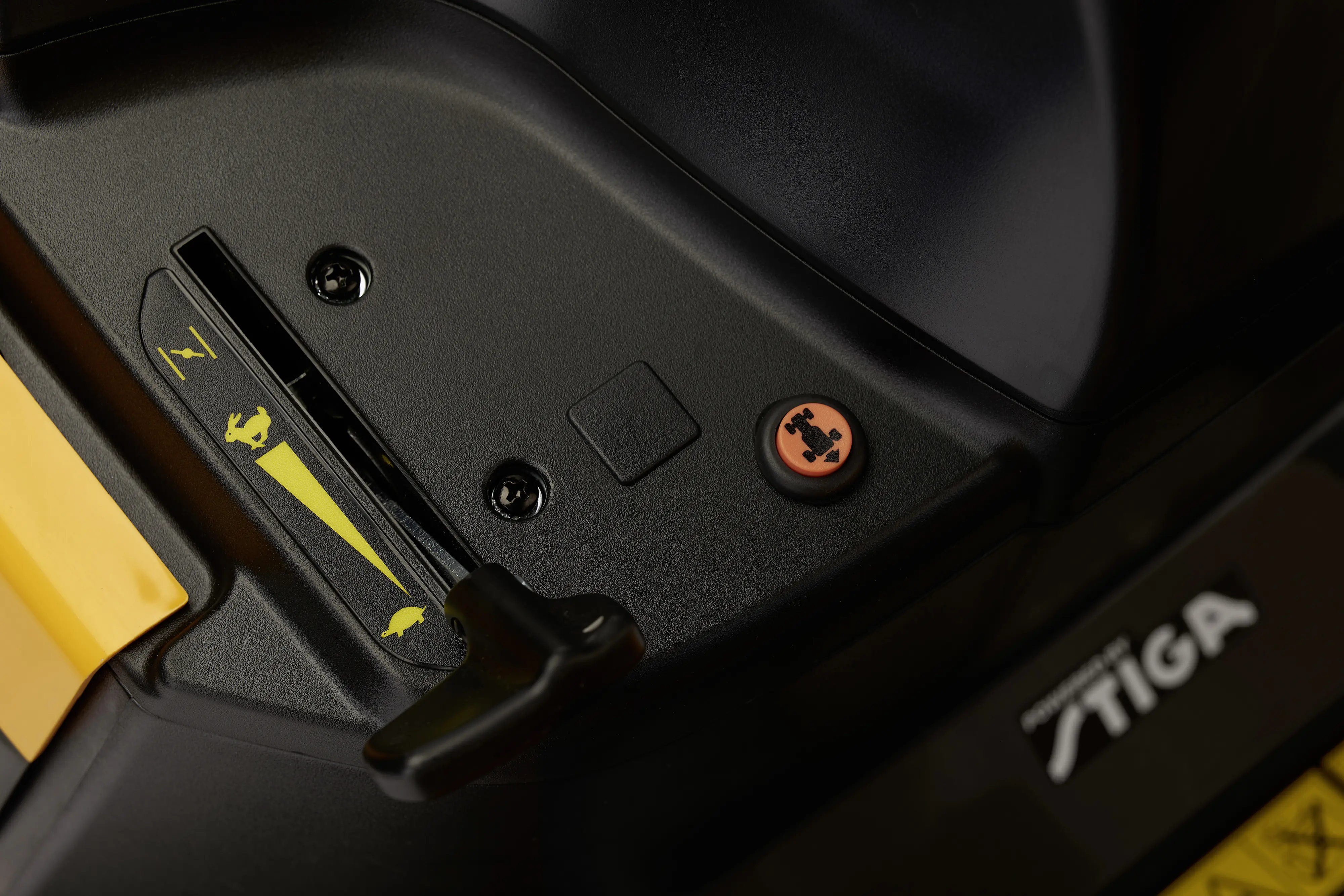 Stiga Benzin Rasentraktor Estate 384 6,8 kW, 84 cm Schnittbreite, inkl. Mulchkit & Anhängerkupplung