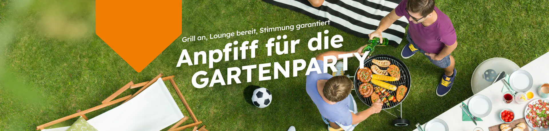 Grill an, Lounge bereit, Stimmung garantiert: Anpfiff für die Gartenparty mit Grill, Fußball und gedecktem Tisch im Garten.