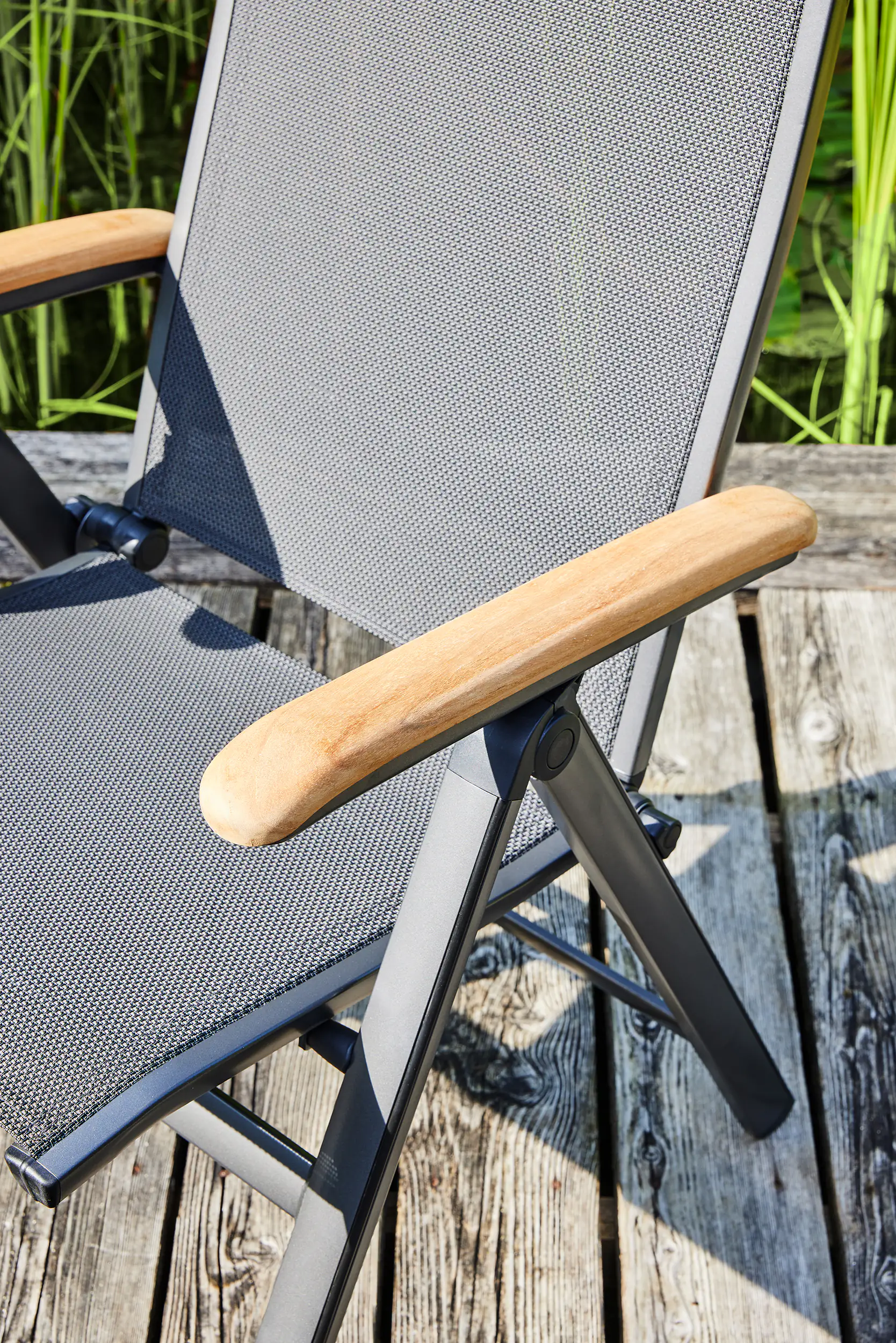 4260440953168_08 MWH Klappstuhl Reno Aluminium mit Teak Armlehnen