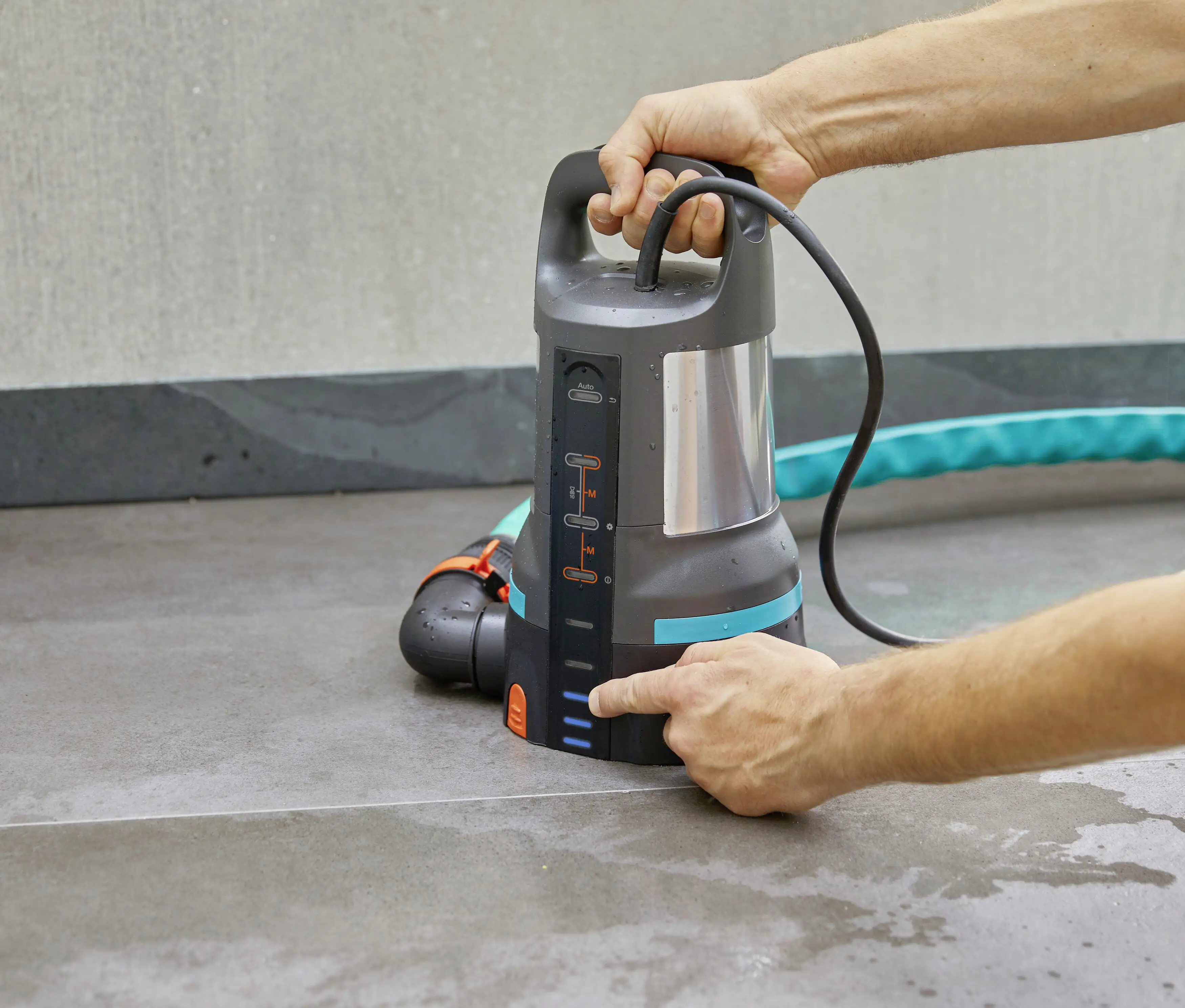 Gardena Klarwasser Tauchpumpe 11000 l/h 7 m 450 Watt Aquasensor