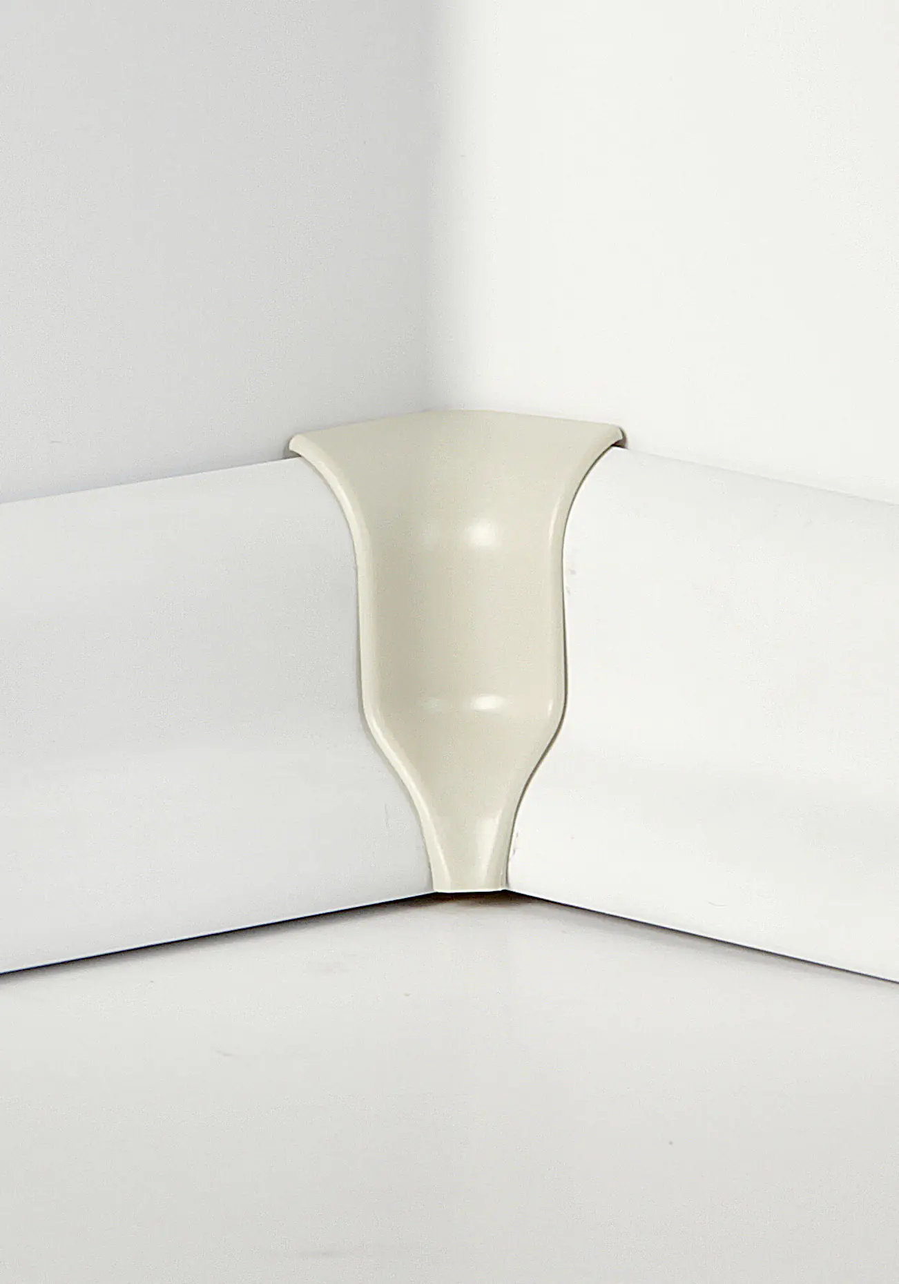 Classen Innenecke für FUXX-Laminatleiste foliert 20 x 40 mm buche weiß Classen Innenecke für FUXX-Laminatleiste foliert 20 x 40 mm buche weiß