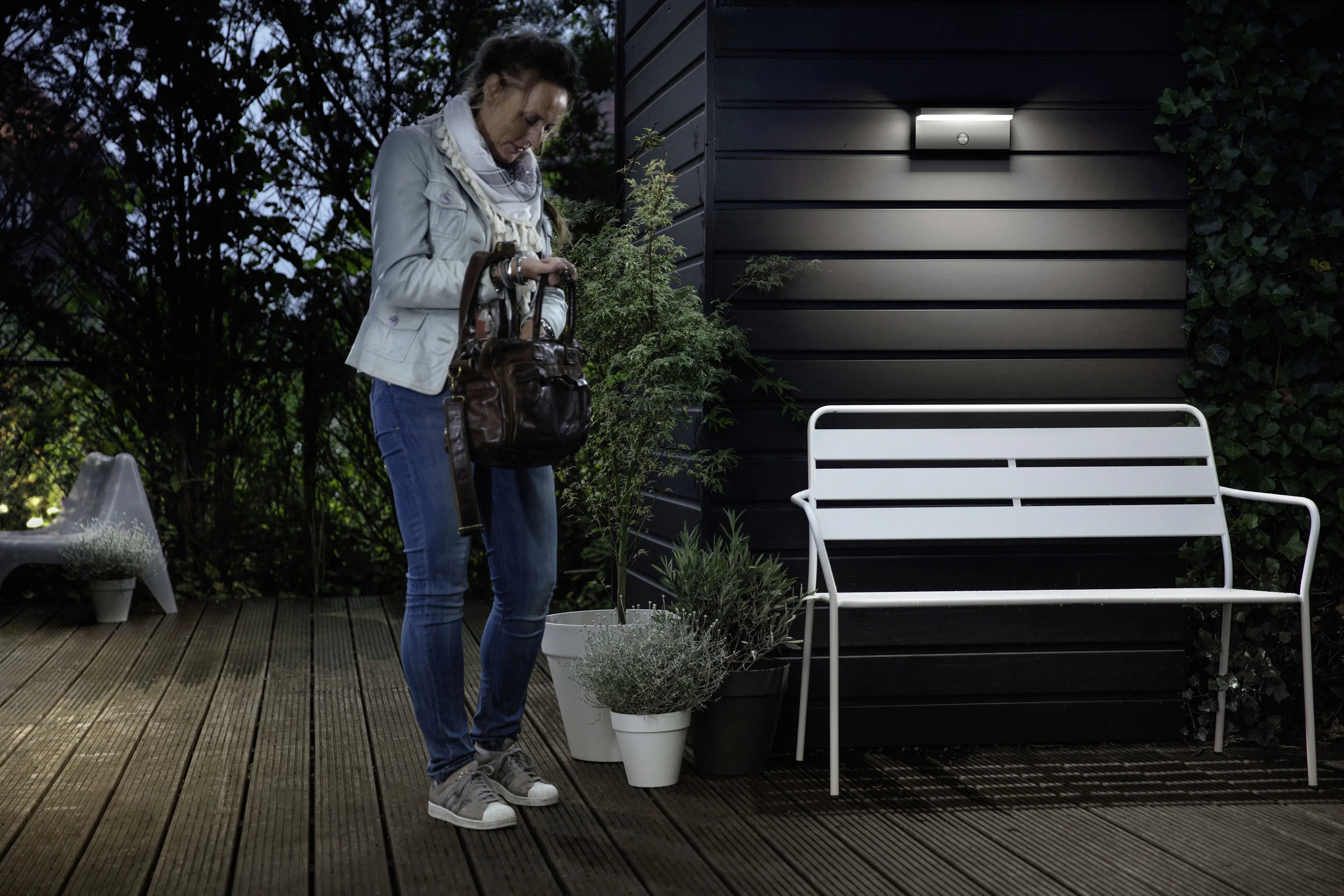 Philips LED Außenwandleuchte Bustan anthrazit mit Bewegunsmelder warmweiß Philips LED Außenwandleuchte Bustan anthrazit mit Bewegunsmelder warmweiß
