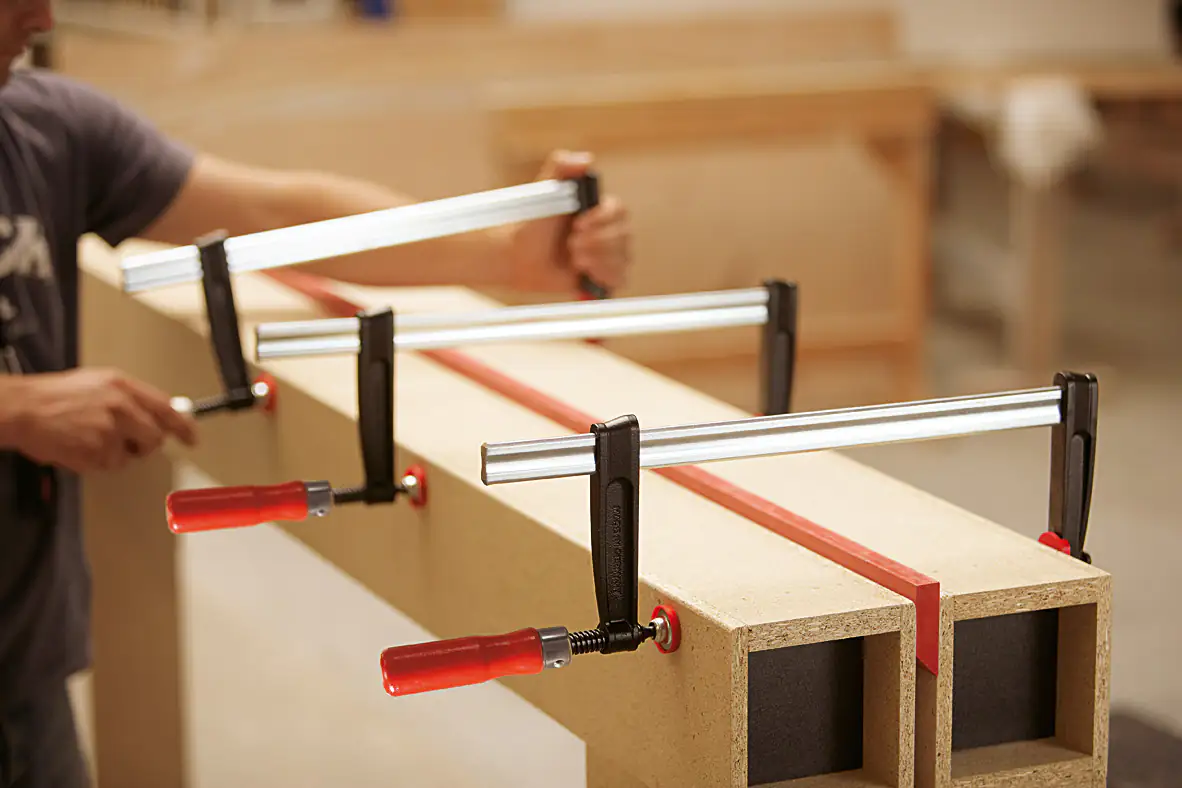 Bessey Tempergusszwinge 2-Komponentengriff mit Schutzkappen Bessey Tempergusszwinge 2-Komponentengriff mit Schutzkappen