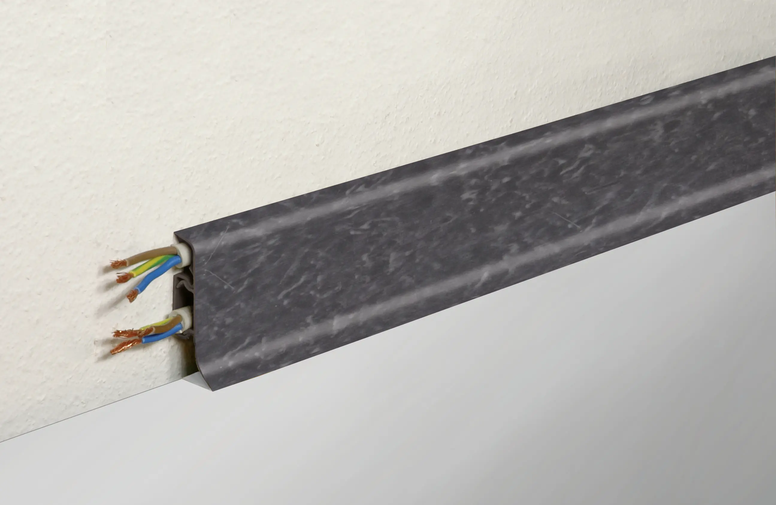 FN Neuhofer Klemmsockelleiste 250 cm 50 x 22,5 mm Ölschiefer