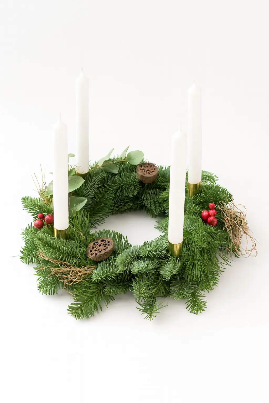 Adventskranz mit Beeren und weißen Stabkerzen Ø 30 cm Durchmesser