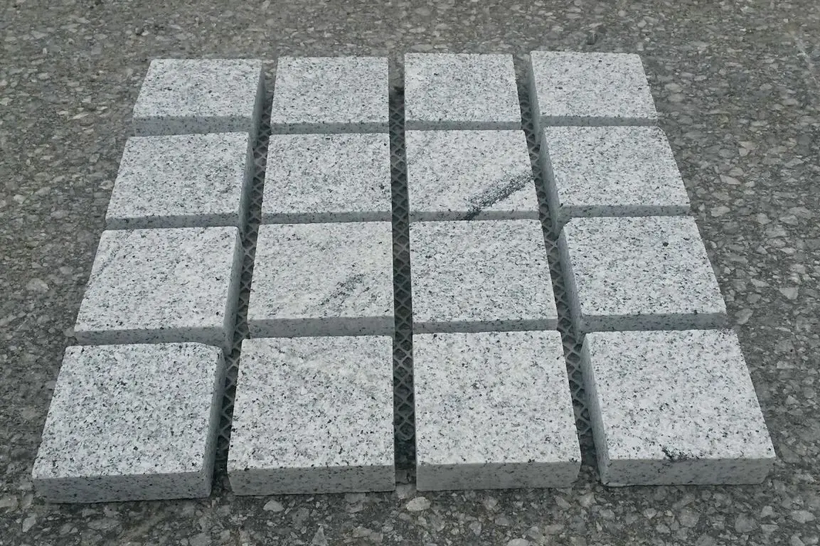 Pflasterstein Granit auf Netz 50 x 50 x 3,5 cm grau