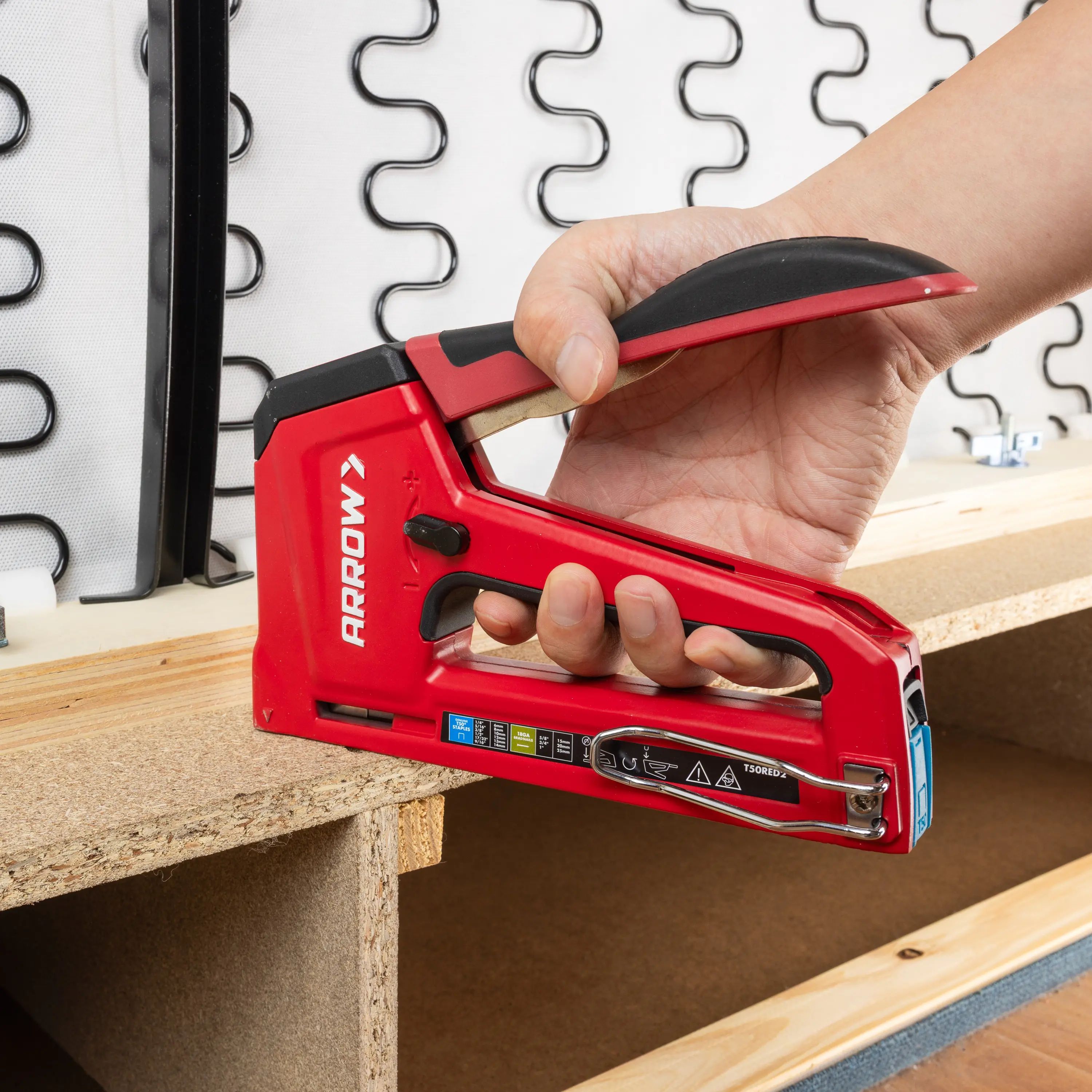 Arrow Handtacker T50 RED2 Profi für Flachdrahtklammern & Nägel