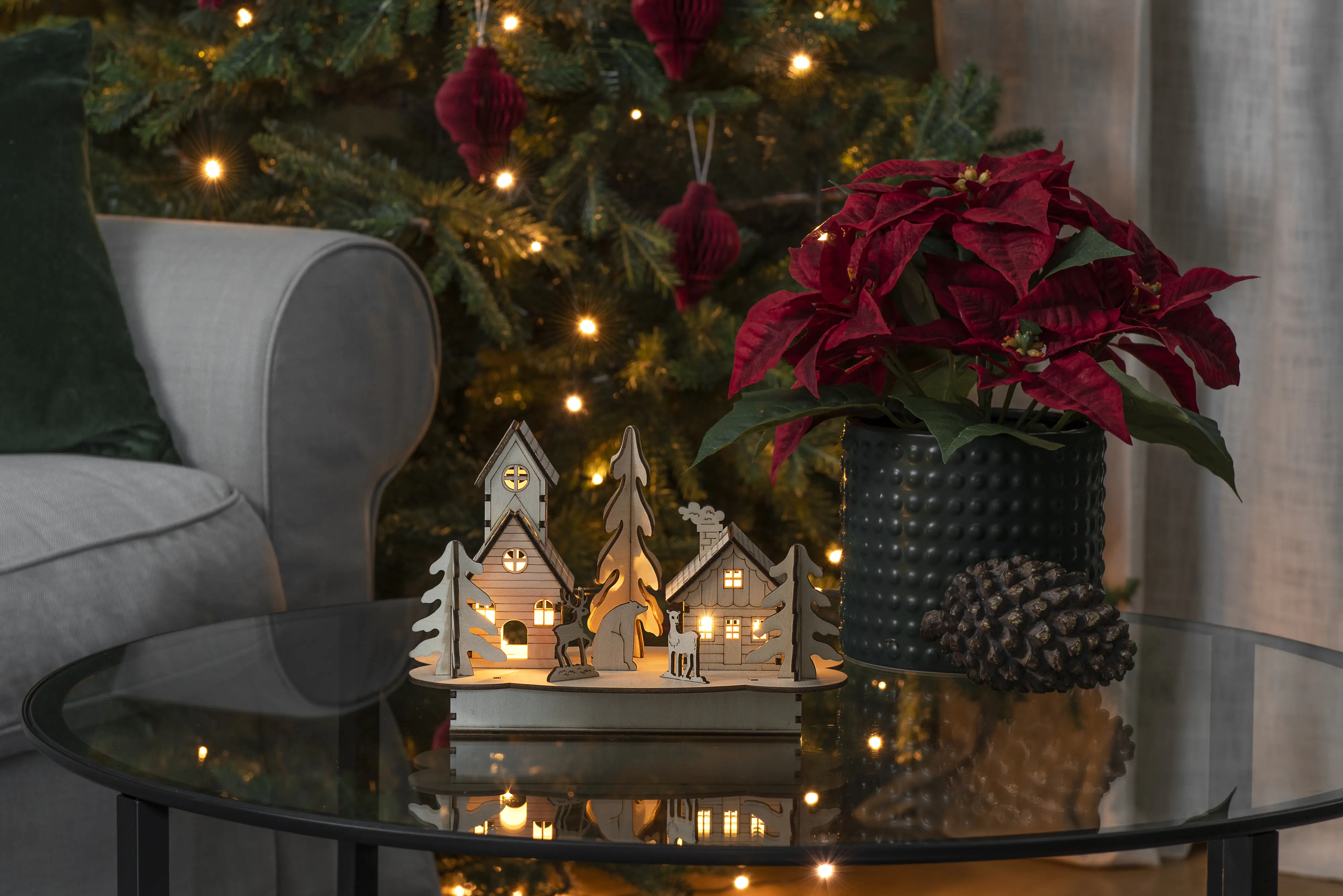 Konstsmide LED Holzsilhouette mit Haus und Tieren Innen 4 warmweiße Dioden