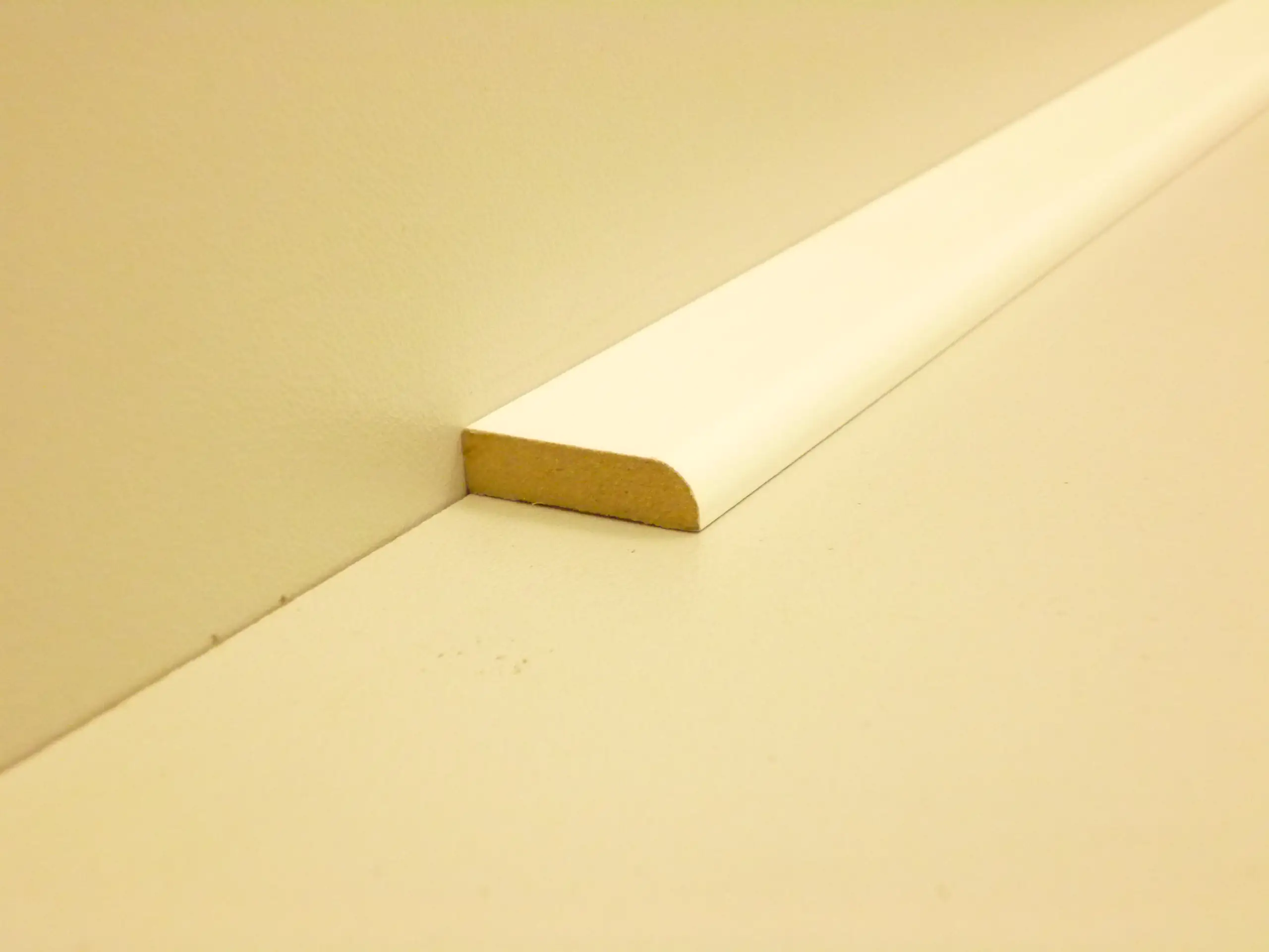 B.S. Bauprogramm Decksockelleiste 250 cm 25 x 6 mm Blütenweiß