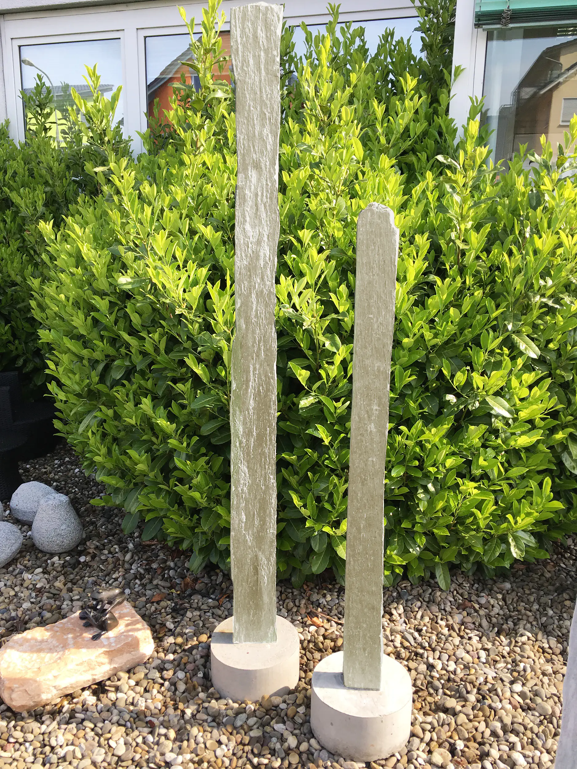 4018035671092_02 Naturquarzitstele weiß, Gesamthöhe ca. 75 cm inklusive Betonsockel