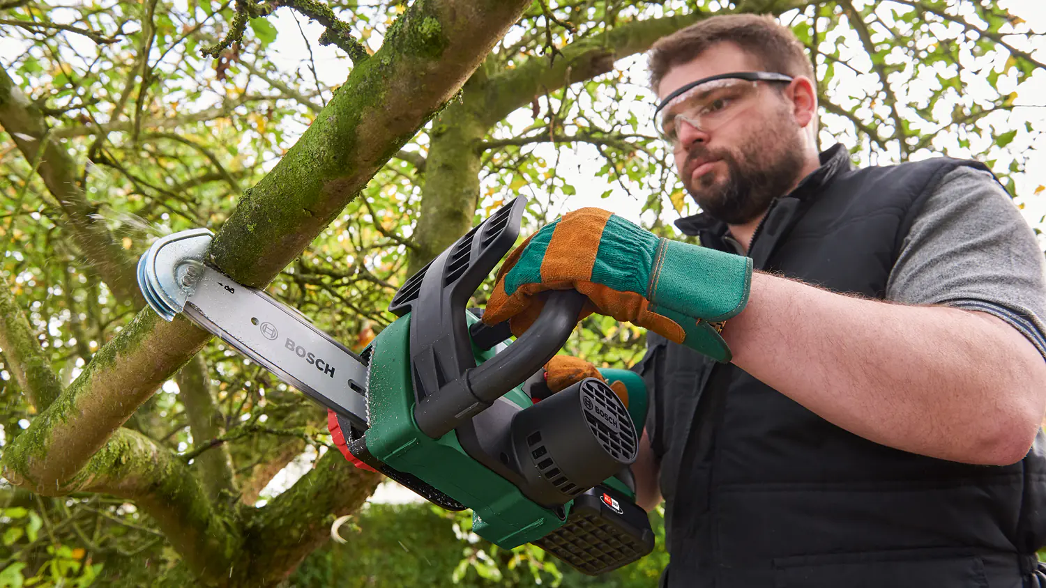 Bosch Akku-Kettensäge UniversalChain 18V inkl. Akku & Ladegerät + Ersatzkette