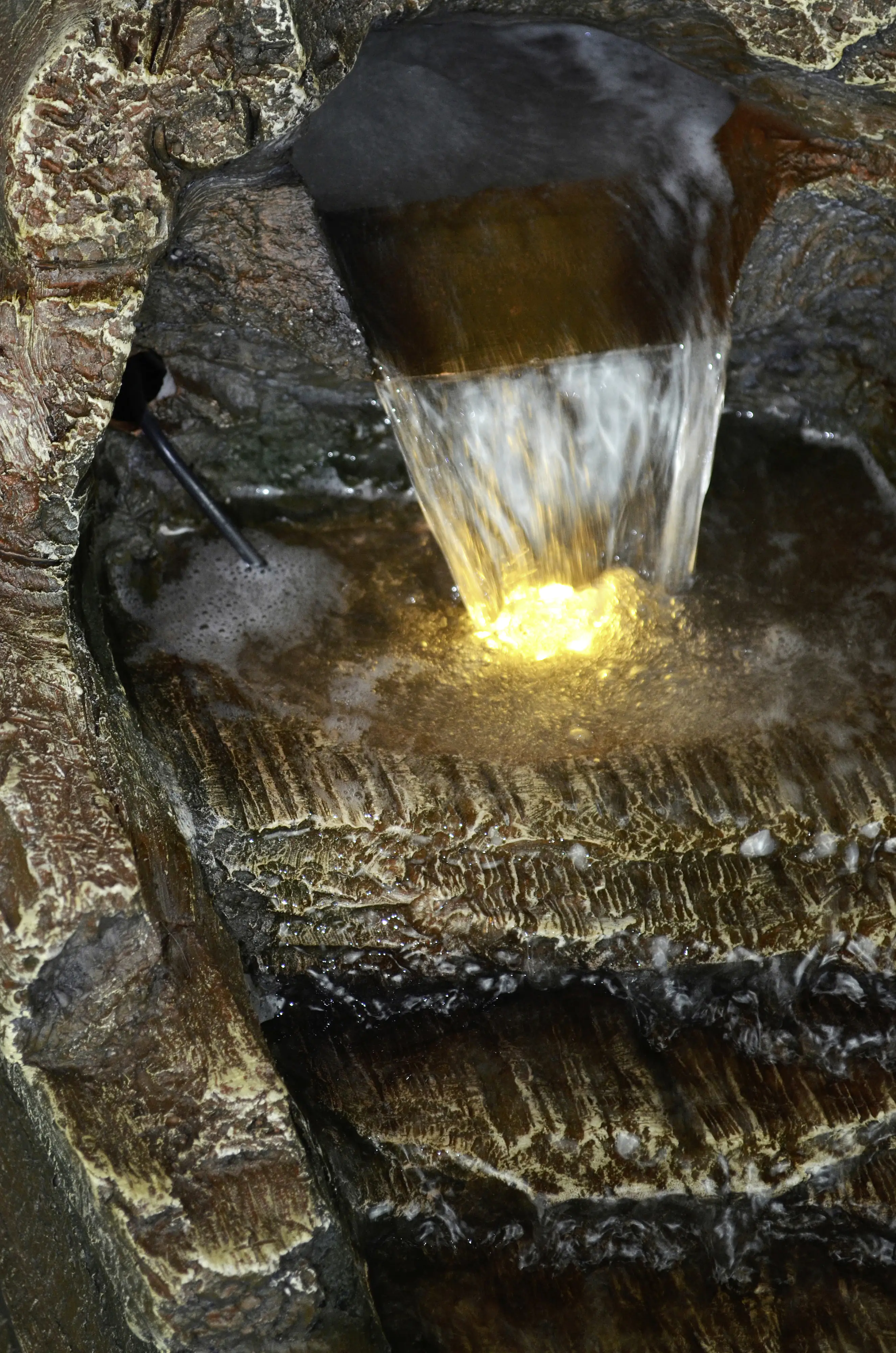 Heissner Gartenbrunnen Baumstamm