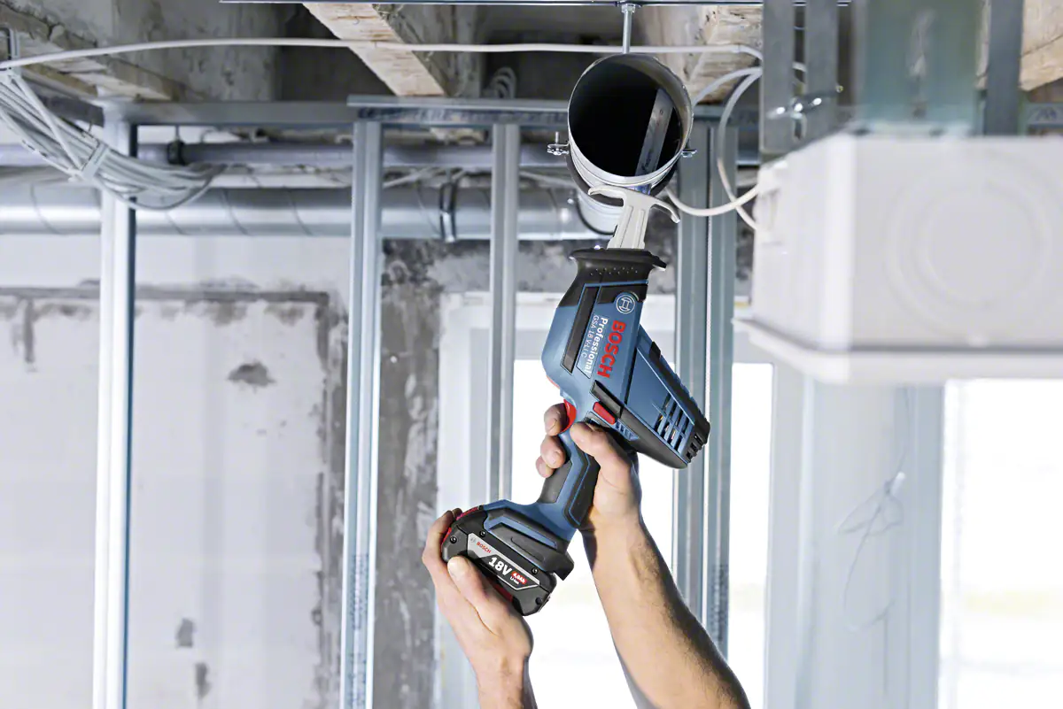 Bosch Professional Akku-Säbelsäge GSA 18 V-LI C Solo in L-Boxx