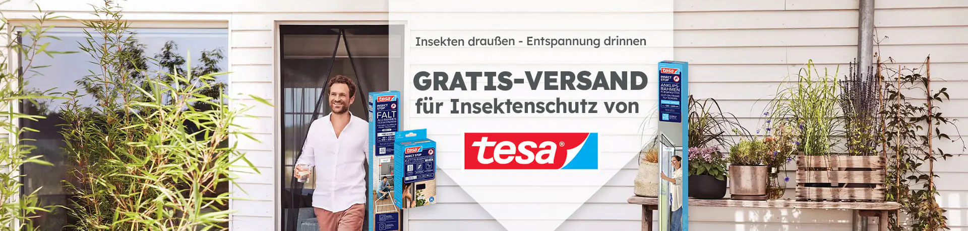 Tesa Insektenschutz: „GRATIS-VERSAND für Insektenschutz von tesa“, entspannte Wohnatmosphäre mit Fliegengitter und Terrassenbereich.