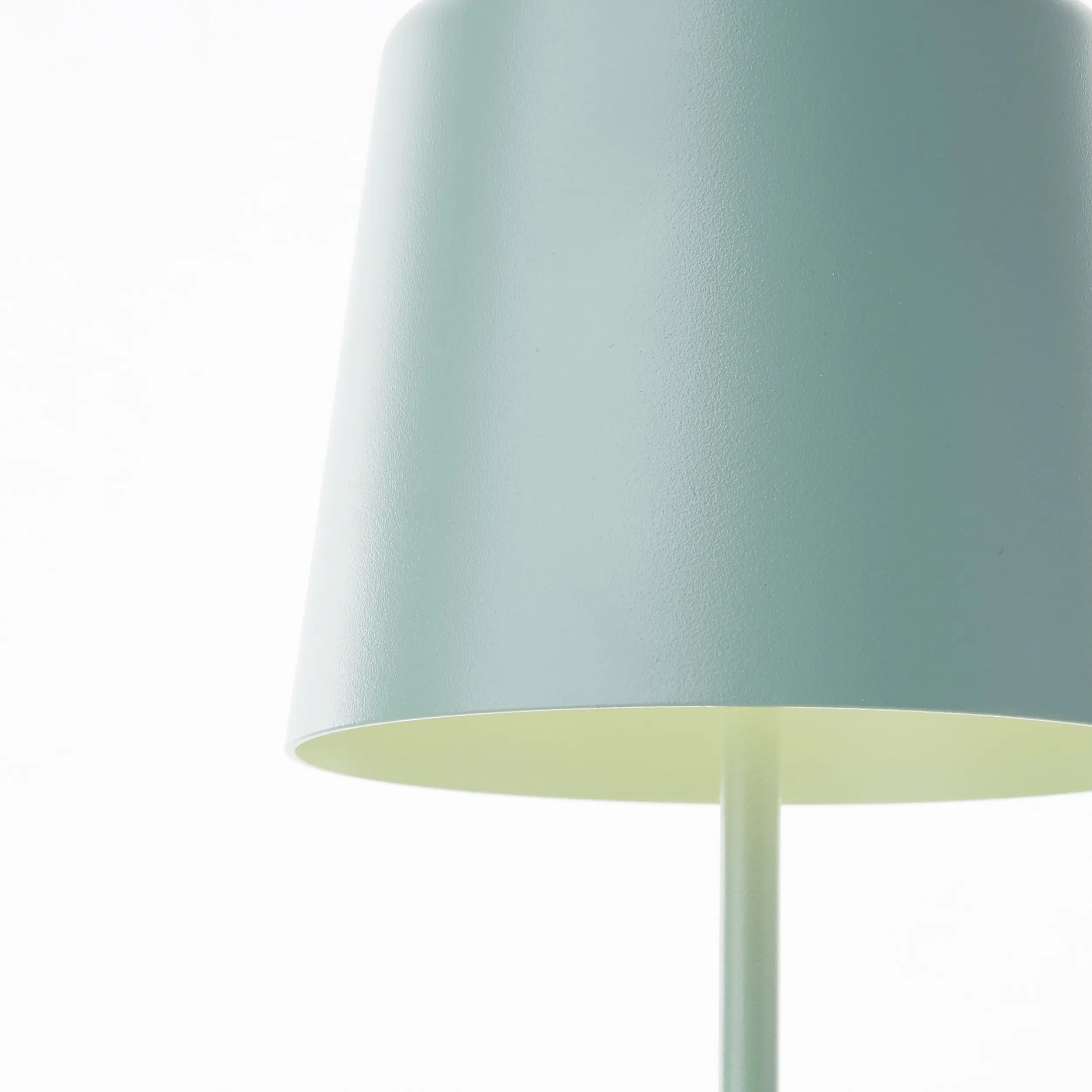 Brilliant Solar-Außentischleuchte Kaami mit USB-Anschluss 2W warmweiß