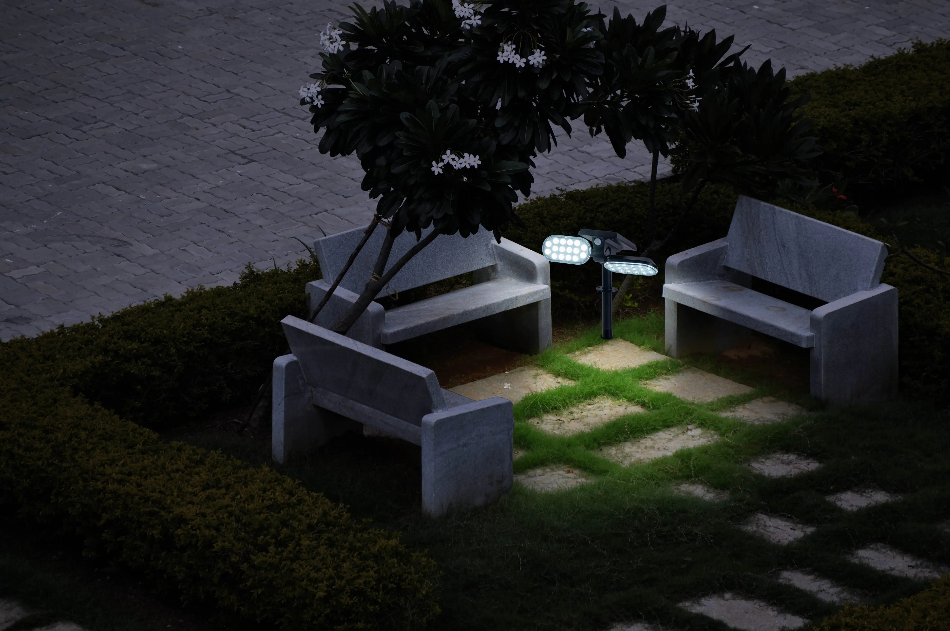 Light & More LED Solarstrahler mit Bewegungsmelder