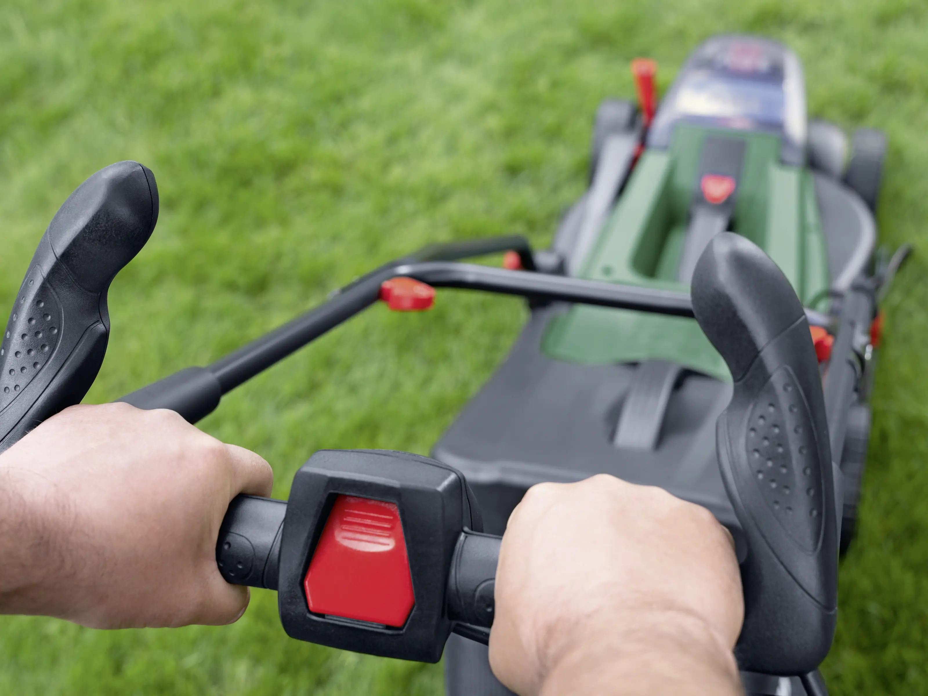 Bosch Akku-Rasenmäher UniversalRotak 2 x 18 V 37 cm Schnittbreite Solo