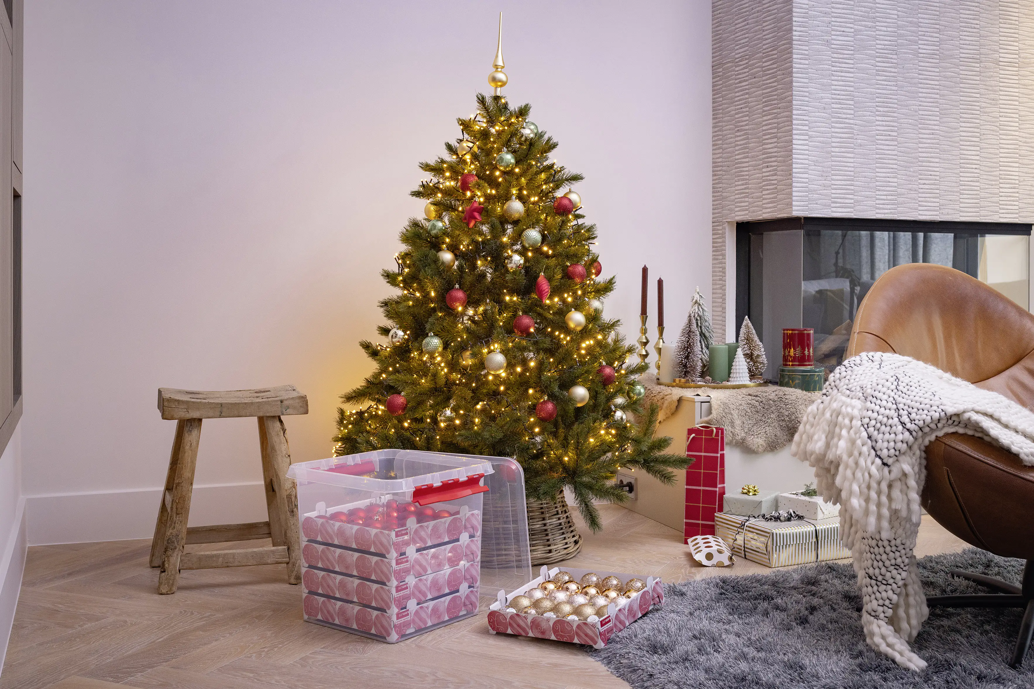Q-line Weihnachtsbox 38L mit Einsatz für 125 Kugeln transparent rot Q-line Weihnachtsbox 38L mit Einsatz für 125 Kugeln transparent rot