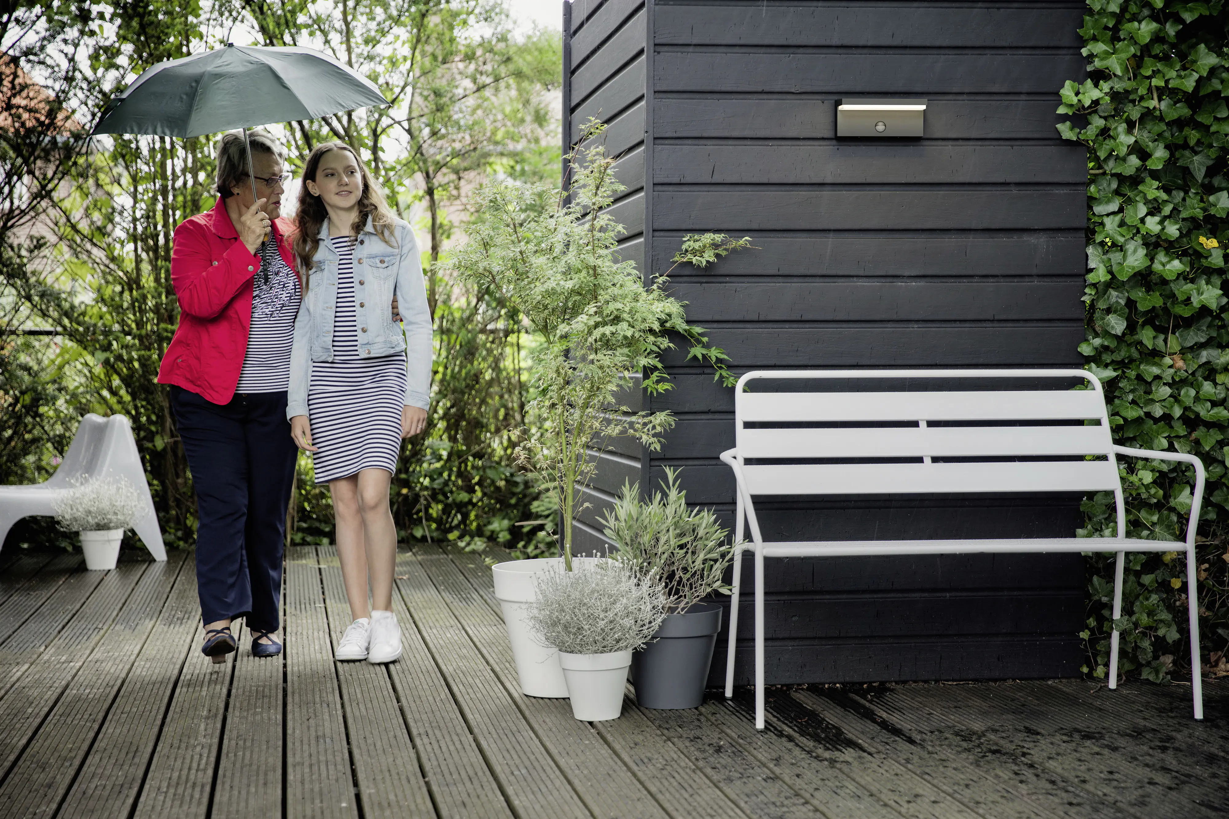 Philips LED Außenwandleuchte Bustan anthrazit mit Bewegunsmelder warmweiß Philips LED Außenwandleuchte Bustan anthrazit mit Bewegunsmelder warmweiß