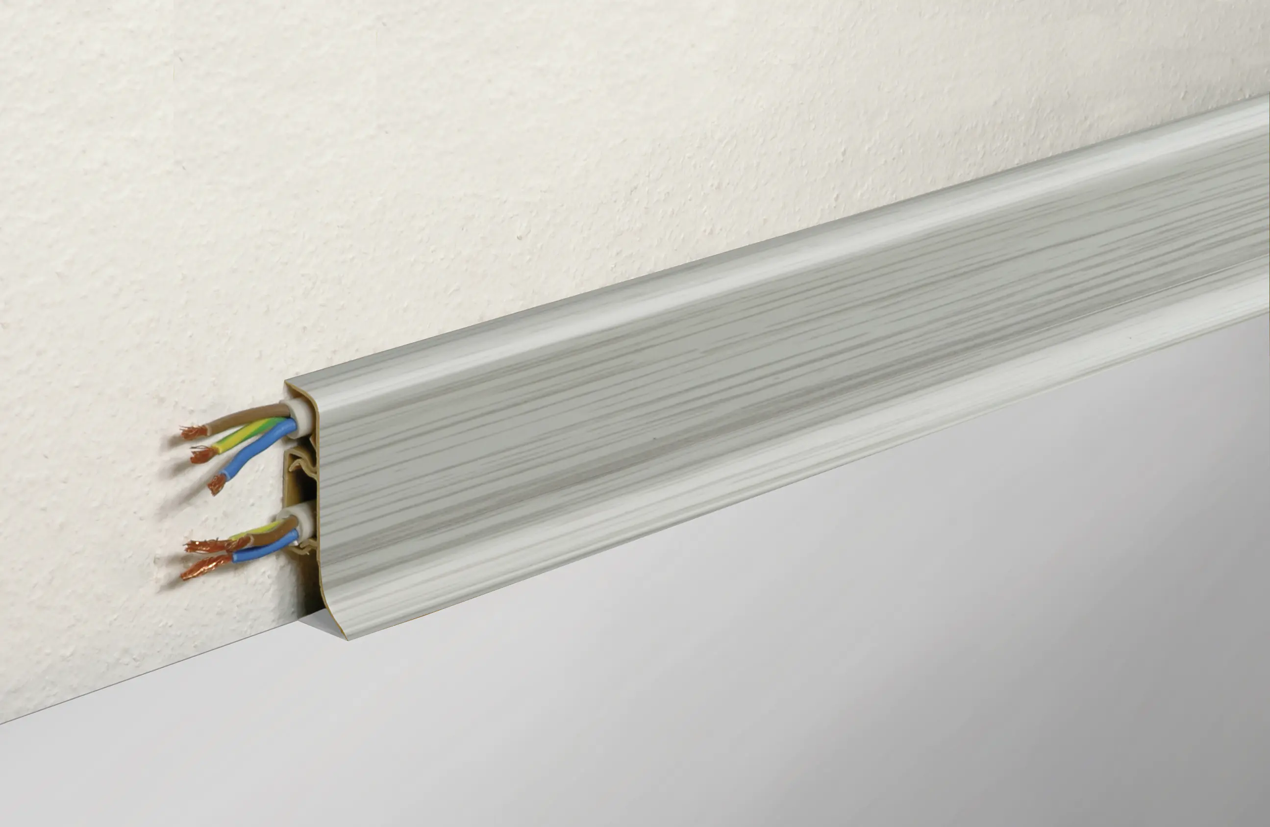 FN Neuhofer Klemmsockelleiste 250 cm 50 x 22,5 mm Silberesche