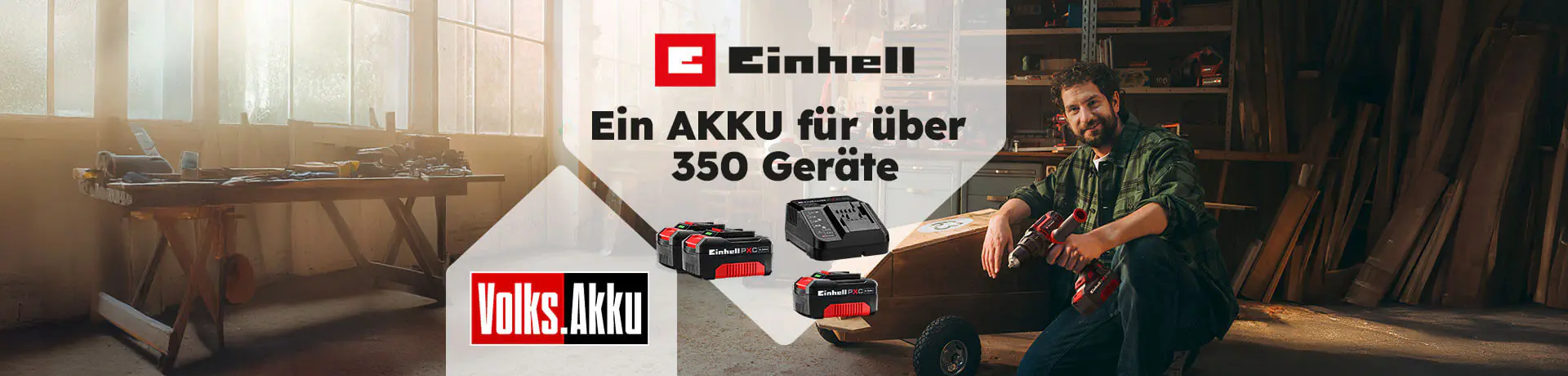 Einhell Ein AKKU für über 350 Geräte Volks.Akku – Mann im Werkstatt-Umfeld zeigt Akku-Power X-Change Batterien und Werkzeug.