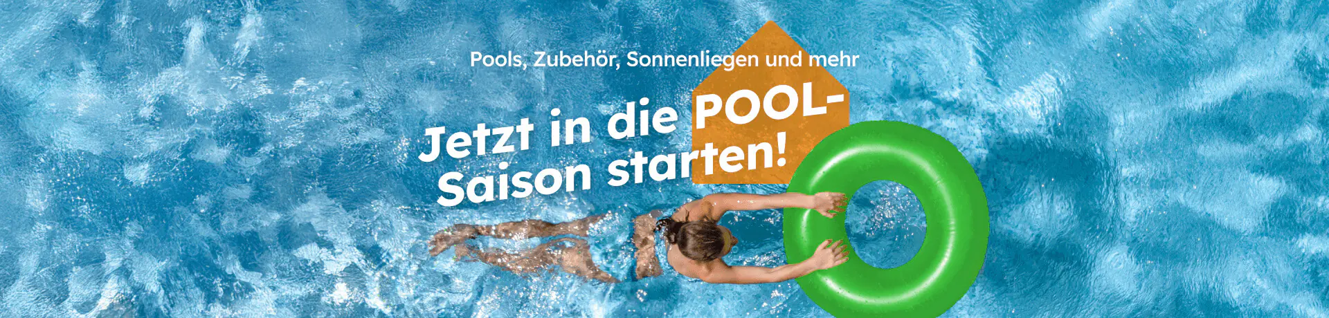 Jetzt in die Pool-Saison starten! Pools, Zubehör, Sonnenliegen und mehr. Schwimmerin im Wasser mit grünem Schwimmring.