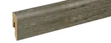 Graubraune Sockelleiste in Holzoptik mit strukturierter Oberfläche und seitlichem Steckprofil.