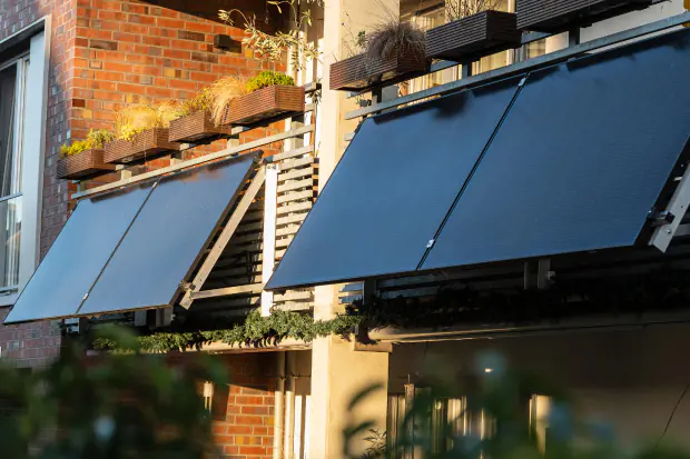 Ein Balkon ist ausgestattet mit Balkonkraftwerken