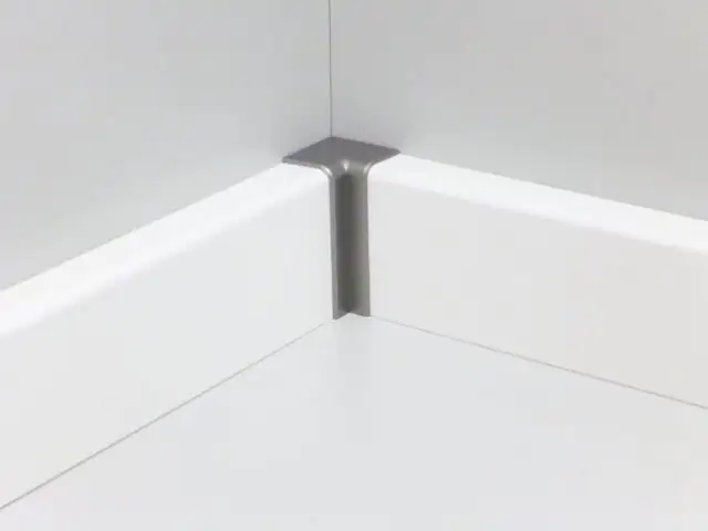 B.S. Bauprogramm Innenecke für Sockelleiste 18 x 50 mm silber