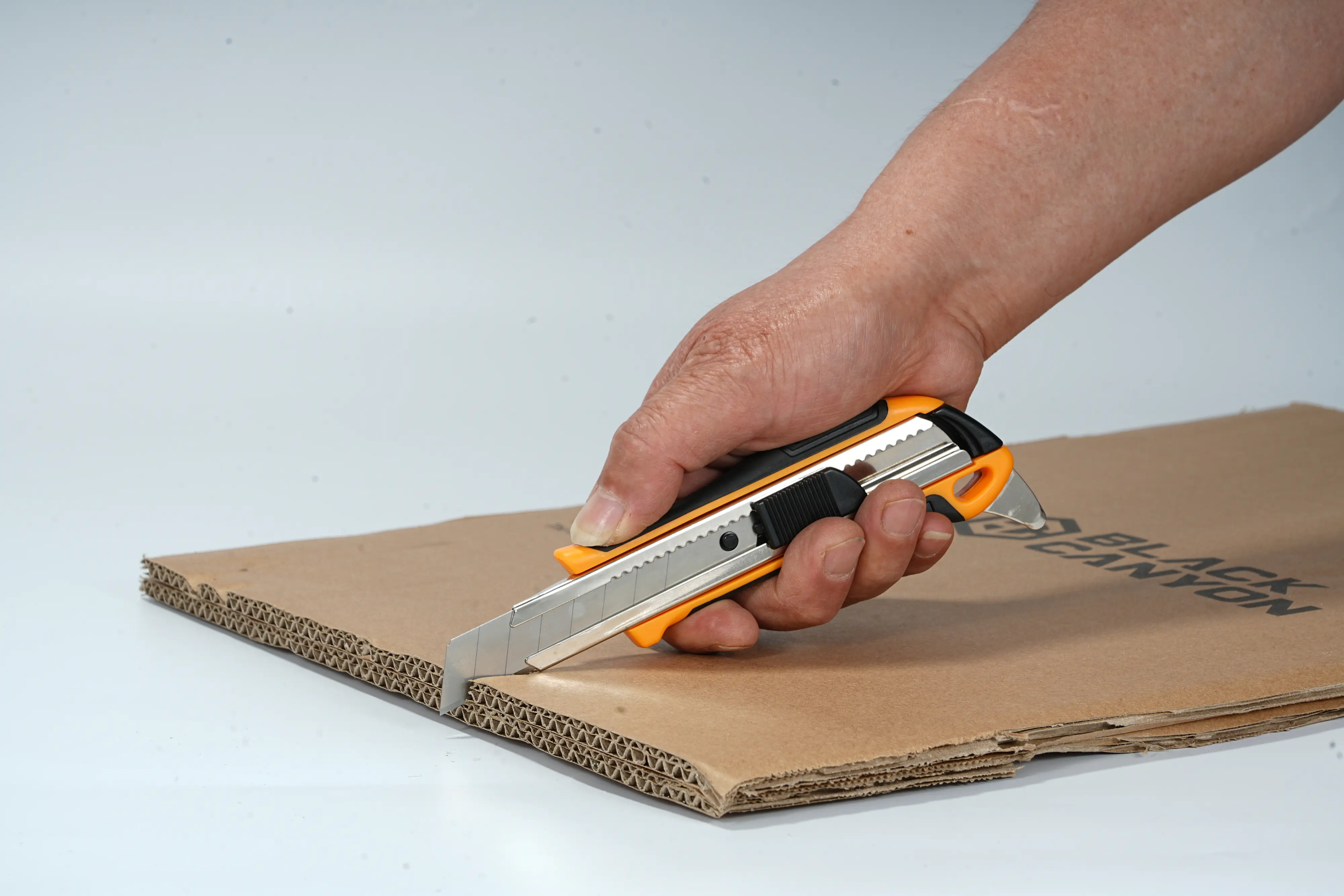 Primaster Cuttermesser 18 mm mit Auto-Lock und integriertem Dosenöffner