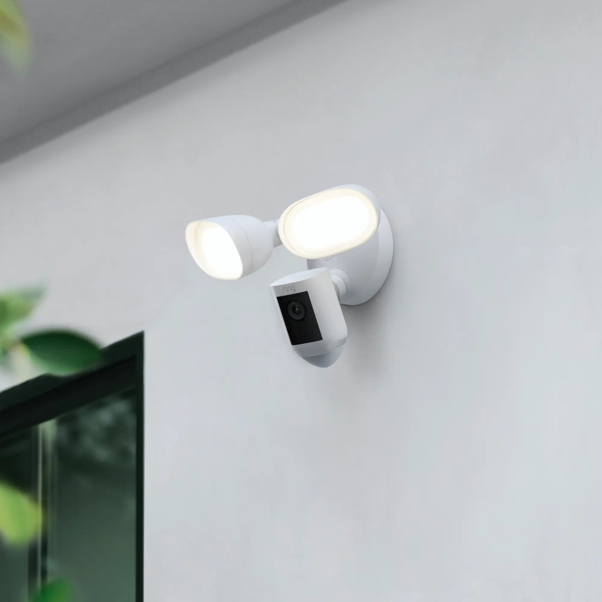 Ring Floodlight Cam Pro weiß mit HDR-Video, WLAN, festverdrahtet Ring Floodlight Cam Pro weiß mit HDR-Video, WLAN, festverdrahtet