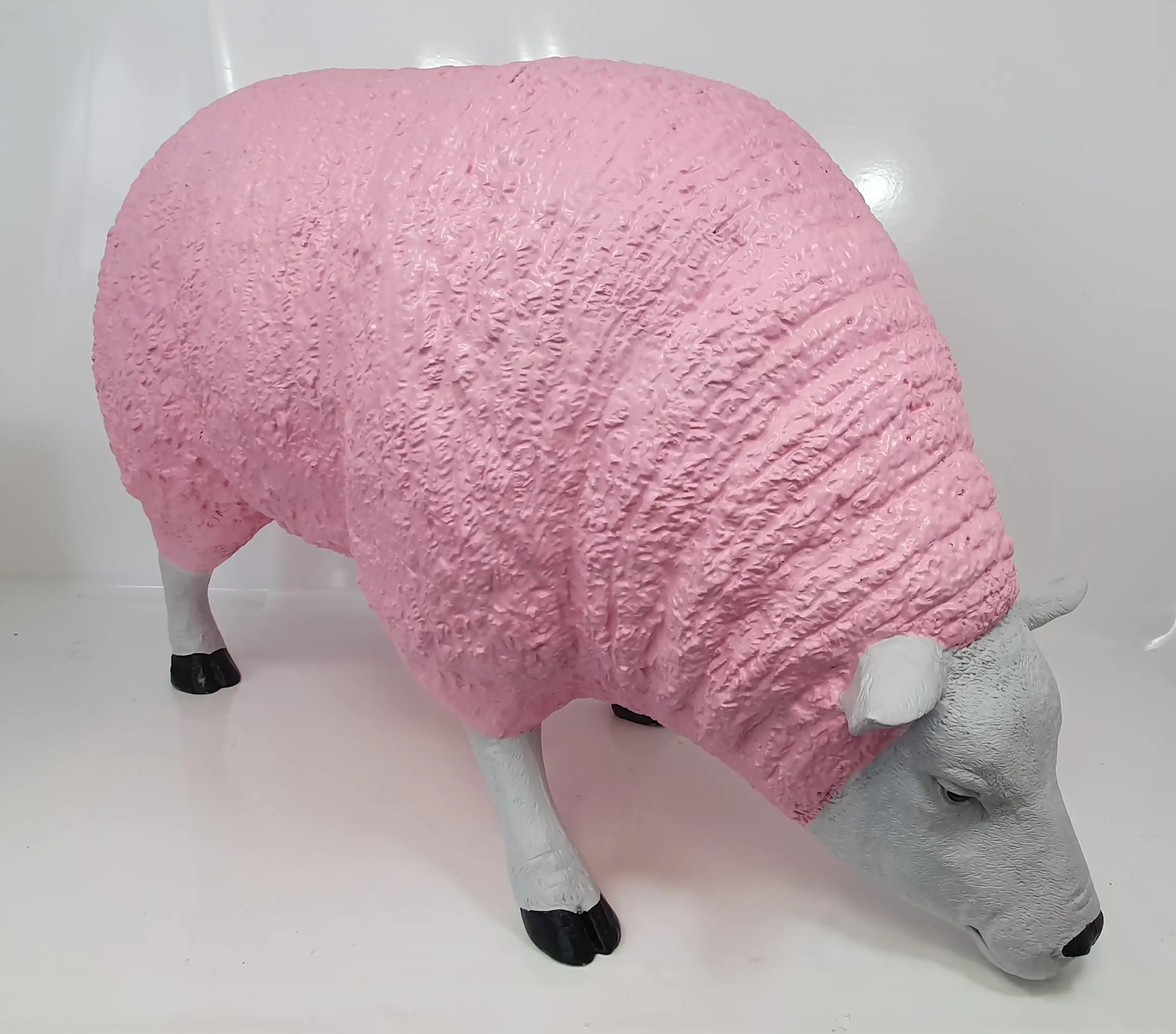 Dekofigur Schaf fressend, rosa 64 x 42 x 100 cm
