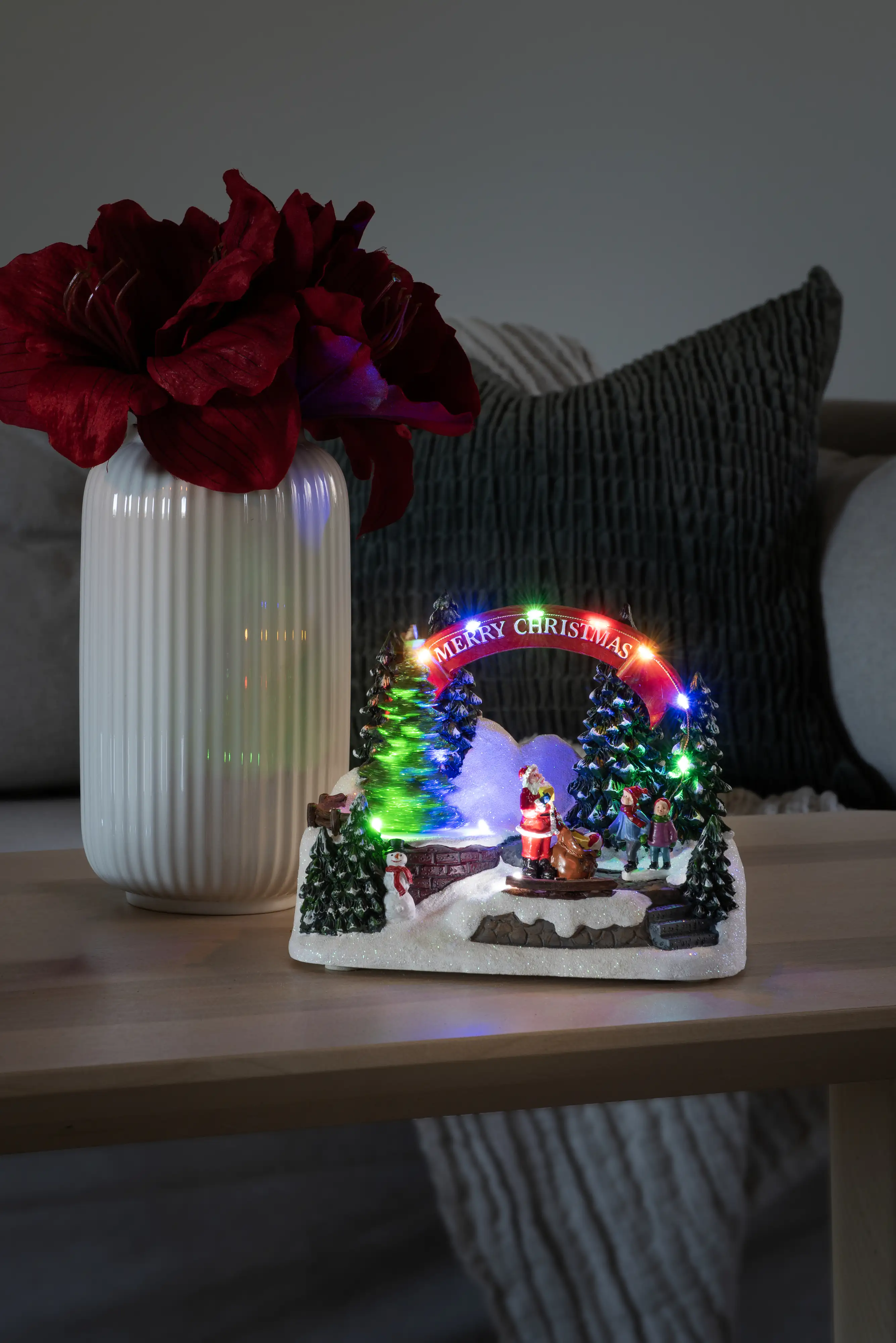 Konstsmide LED Szenerie Santa und Kinder mit Musik, 11 bunte Dioden Konstsmide LED Szenerie Santa und Kinder mit Musik, 11 bunte Dioden
