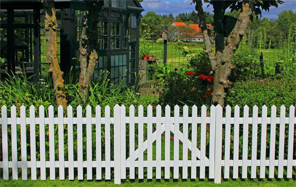 Plus Leimholzpfosten 160 cm 70 x 70 mm weiß Kopf gespitzt Plus Leimholzpfosten 160 cm 70 x 70 mm weiß Kopf gespitzt