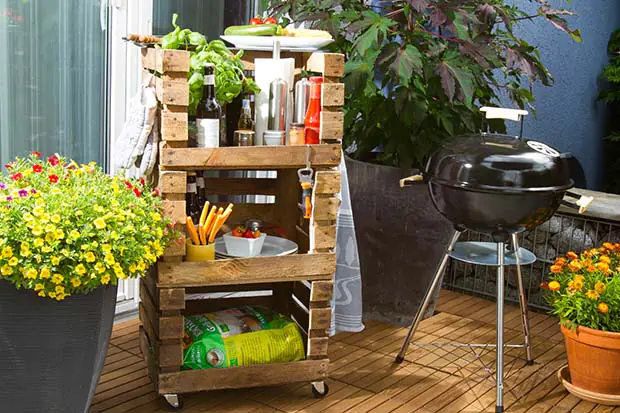 Grill-Beistelltisch aus Obstkisten