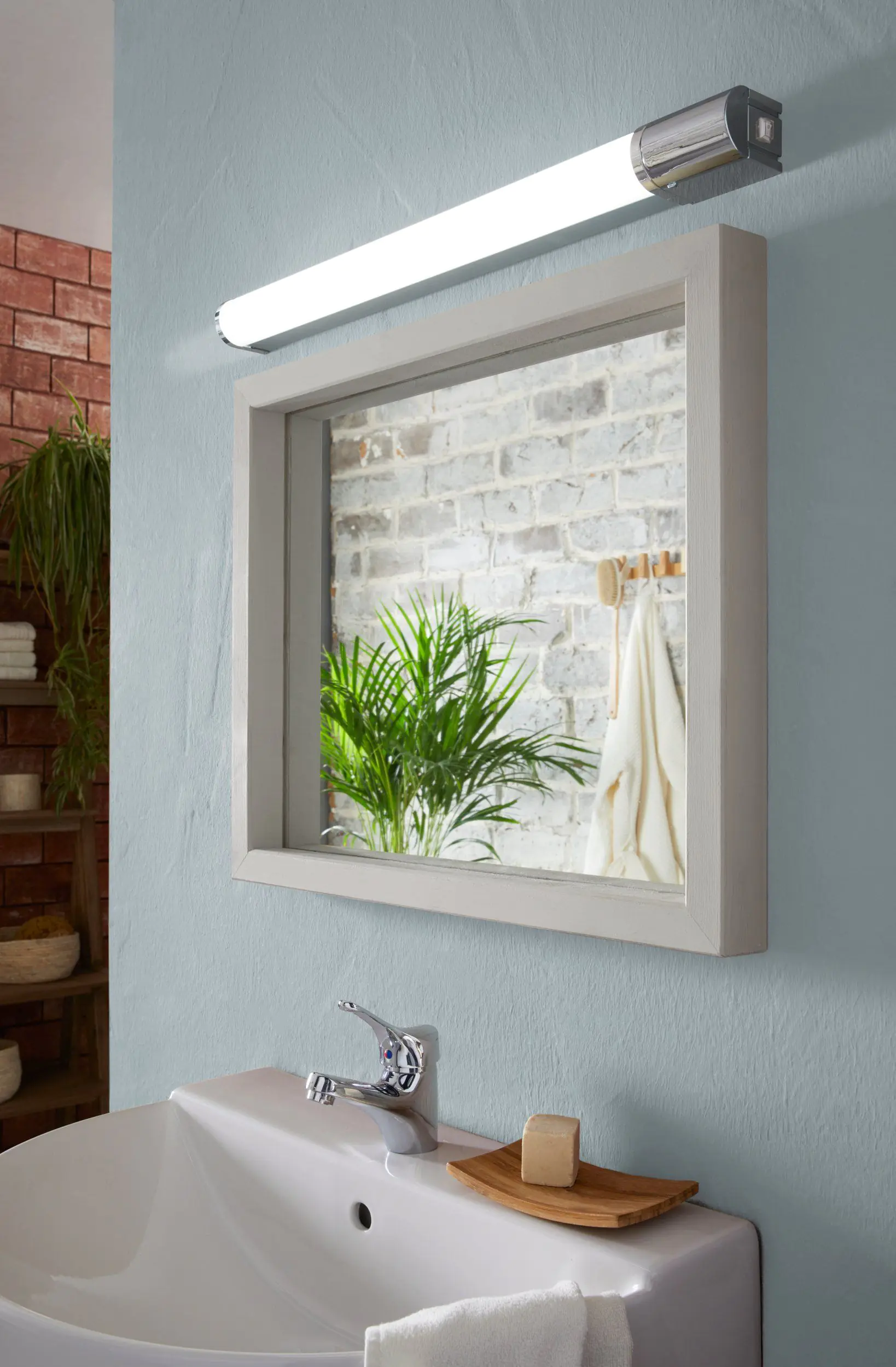 Eglo LED Spiegelleuchte Tragacete 1 silber-chrom 68 x 5,5 cm neutralweiß